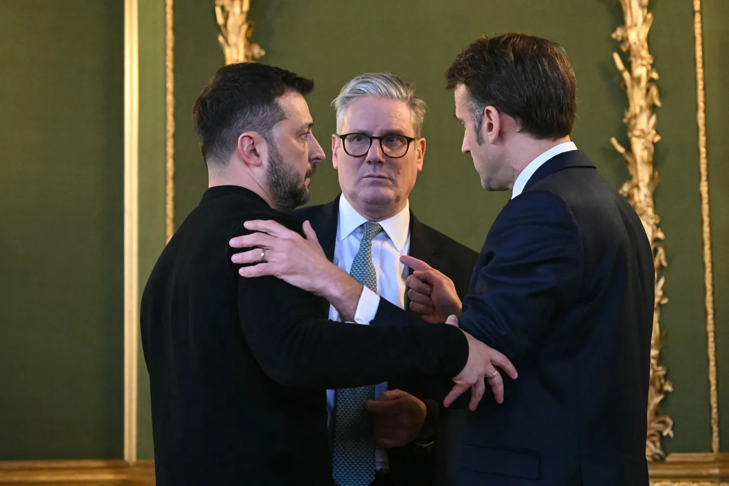 Ukraina president Volodõmõr Zelenskõi, Briti peaminister Keir Starmer ja Prantsuse president Emmanuel Macron. 2. märts 2025.