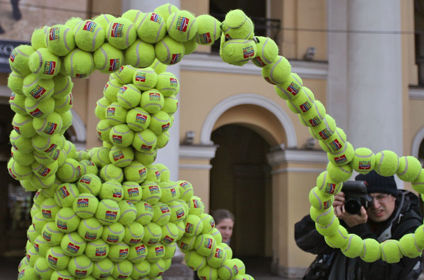 Tennisepallidest tennisemängija skulptuur Peterburis