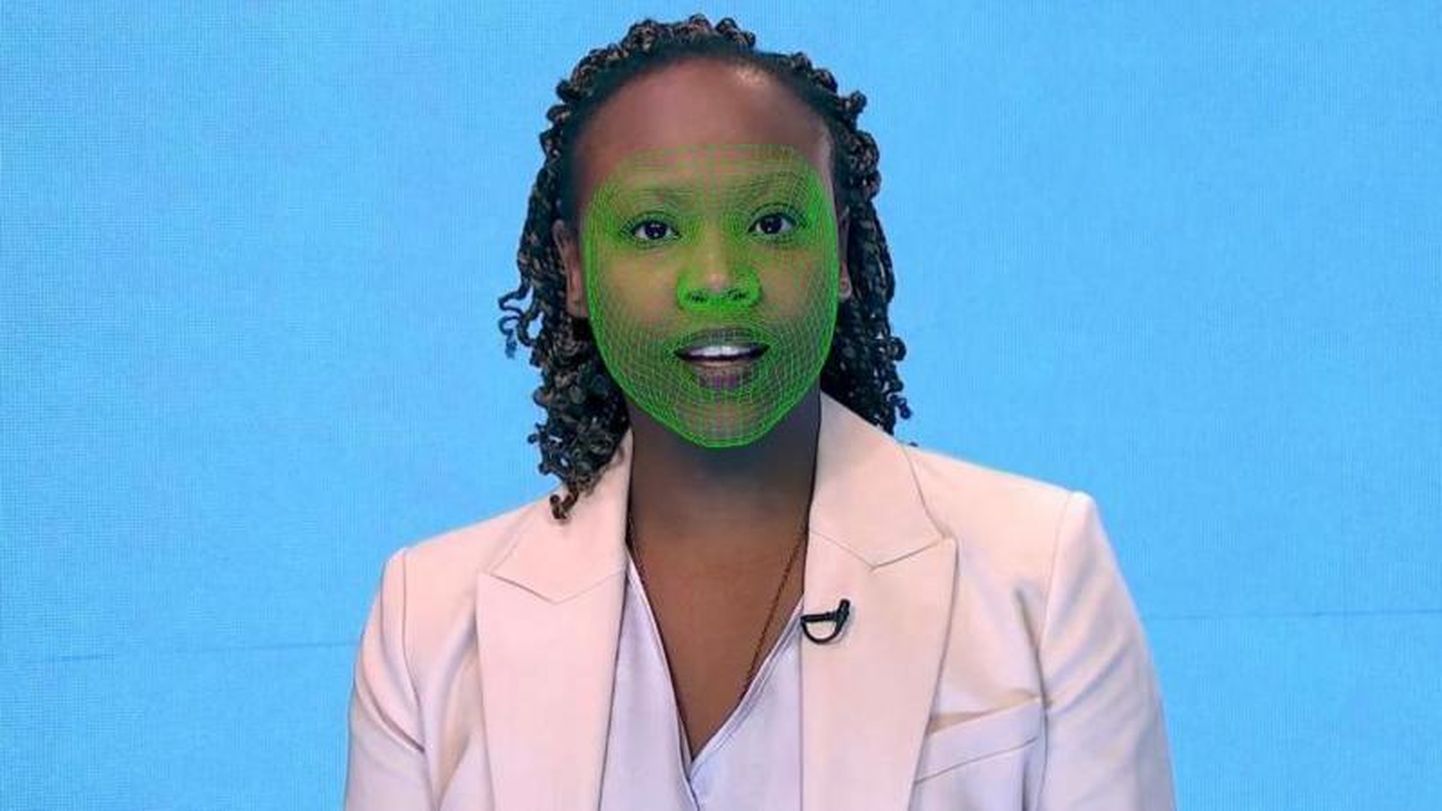 Женщина с зеленой сеткой на лице.
