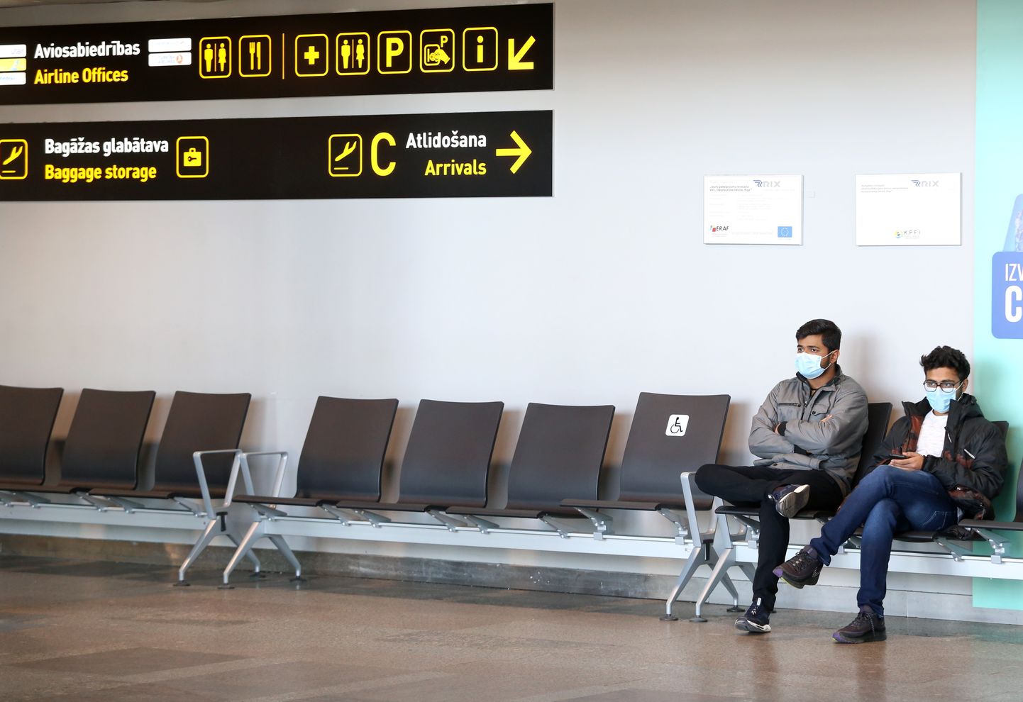 Cilvēki sapulcējušies pēdējiem avioreisiem starptautiskajā lidostā "Rīga", kur jaunā koronavīrusa izraisītās slimības „Covid-19” izplatības mazināšanai uz ārkārtas situācijas laiku līdz 14.aprīlim apturēti starptautiskie pasažieru pārvadājumi.