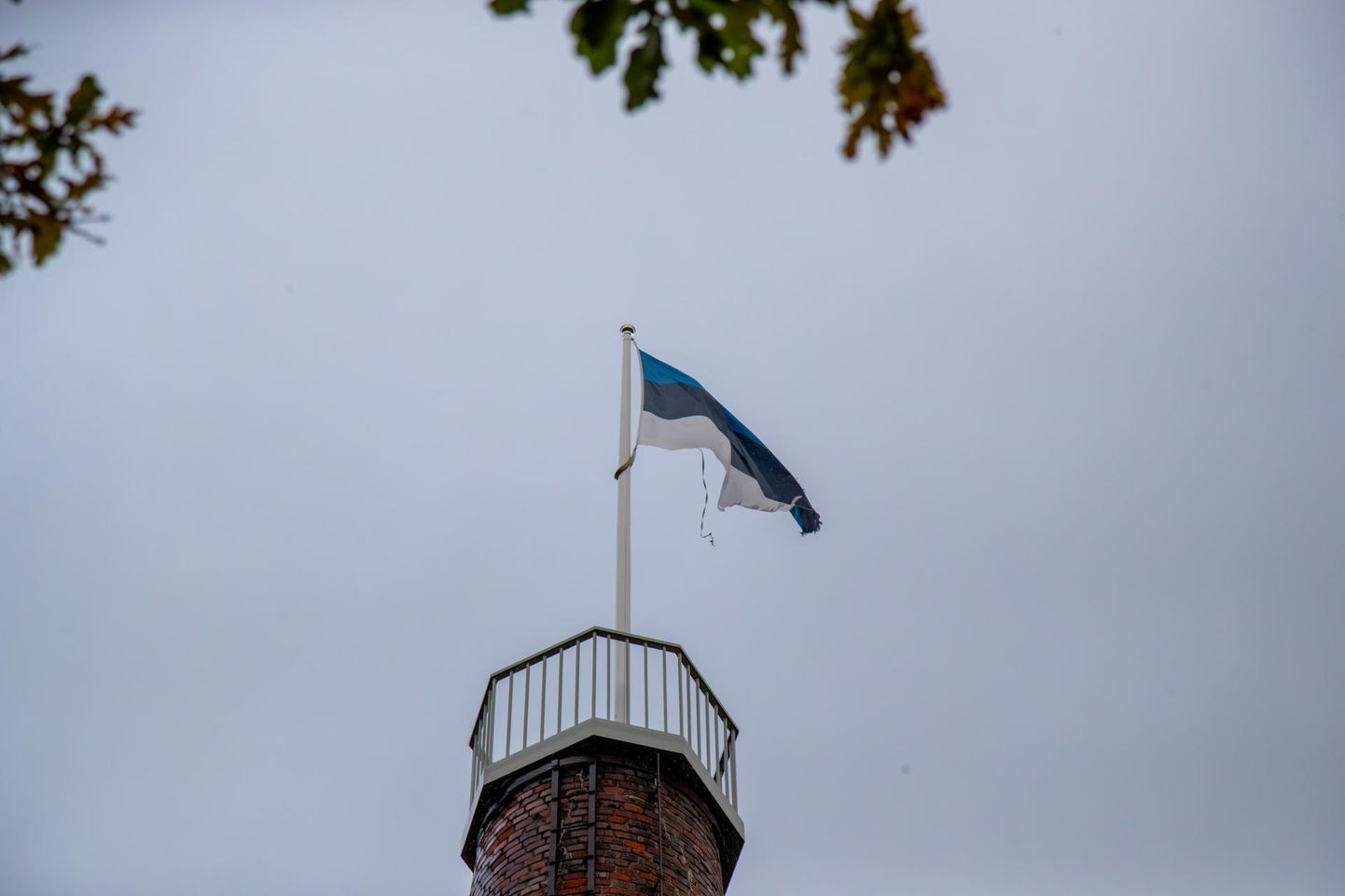 Väikelinna Mustla üks sümboleid on vana katlamaja korstna otsa rajatud lipumast.