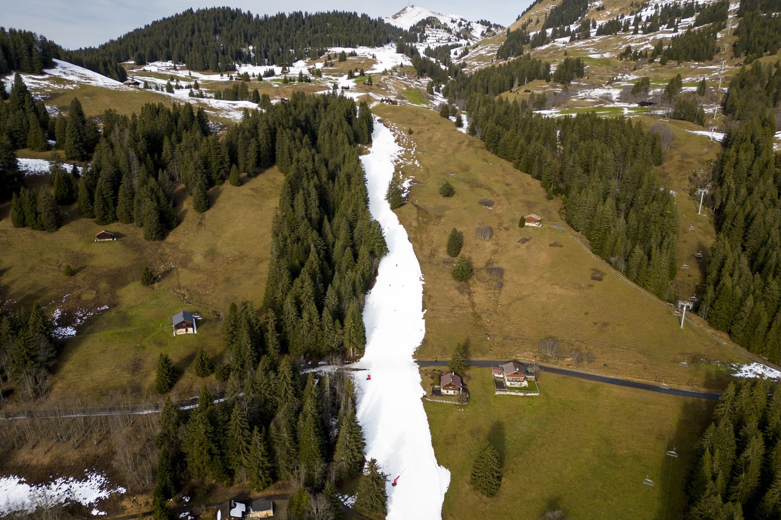 Šveitsis tuli suusatajatel läinud aasta viimasel päeval Villars-sur-Olloni mägikuurortis lumeta nõlval liuelda vaid piki kunstlumega kaetud rada. Viimaste päevade soe ilm on häirinud tõsiselt Šveitsi Alpides madalamal kui 2200 meetrit merepinnast paiknevate suusakuurortide tööd.