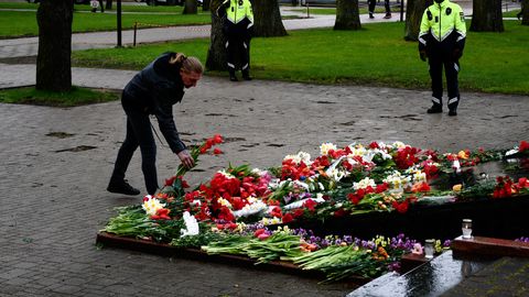 FOTO ⟩ Dubrovina parkā Daugavpilī tiek nolikti ziedi