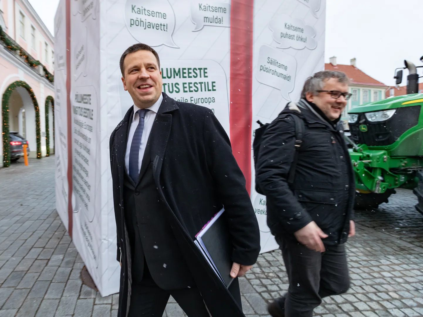 Jüri Ratas leidis, et Eesti põllumeestel on põhjust rõõmustada. Roomet Sõrmus (paremal) vastas, et kasvanud toetustel on ka teine pool.
