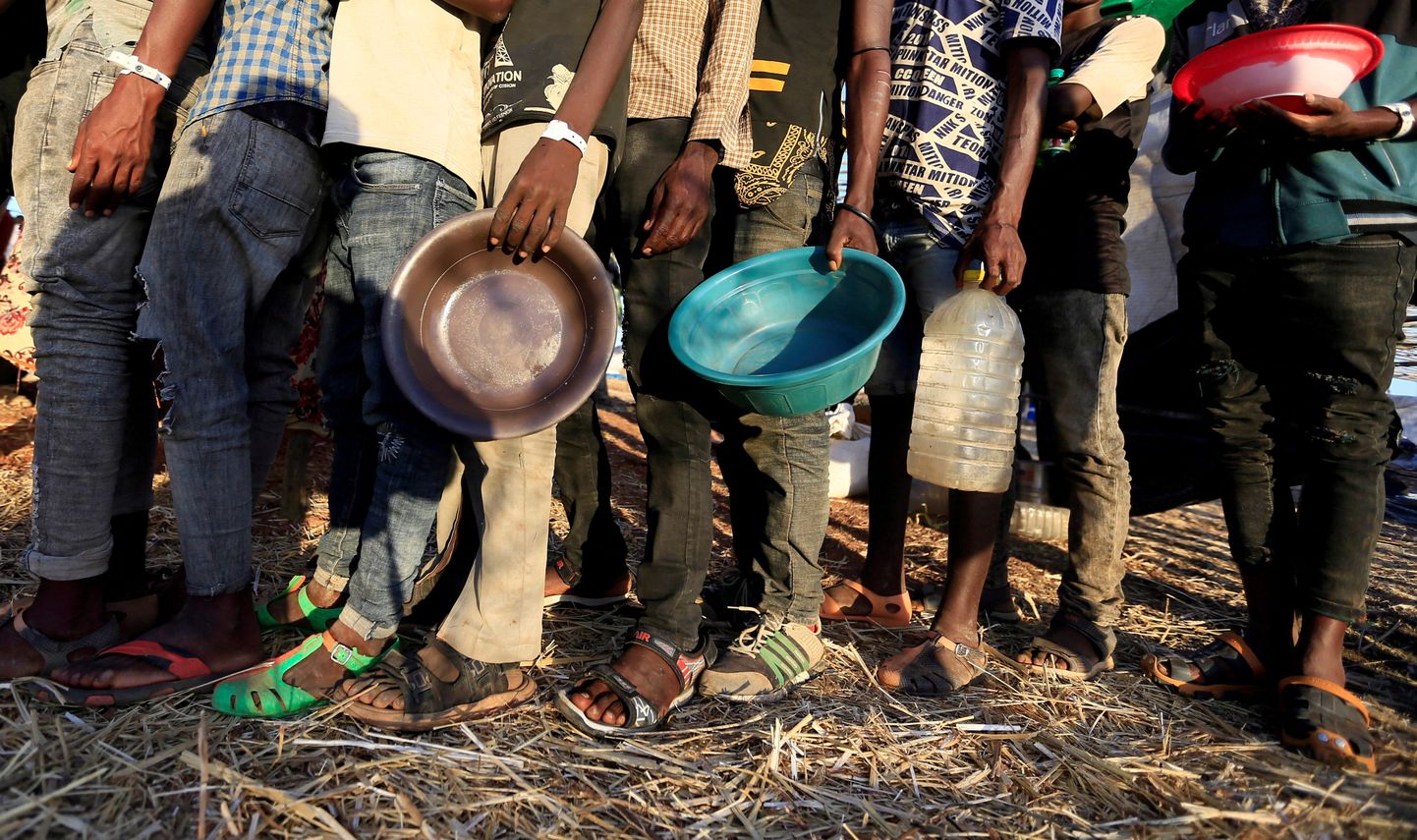 Tigray põgenikud toiduabijärjekorras Um-Rakoba pagulaslaagris.
