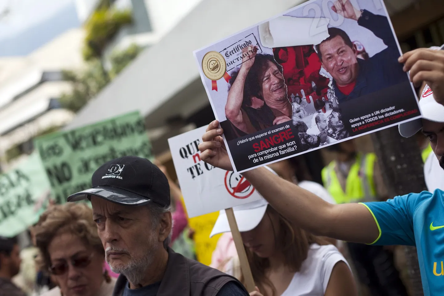 Opositsiooni toetajad Venezuela presidendi Hugo Chavezi ja Liibüa liidri Muammar Kaddafi piltidega Caracases Liibüa saatkonna ees. Venezuela on Business Insideri koostatud võlakohustuste täitmisega tõenäoliselt hätta jäävate riikide edetabelis esikohal.