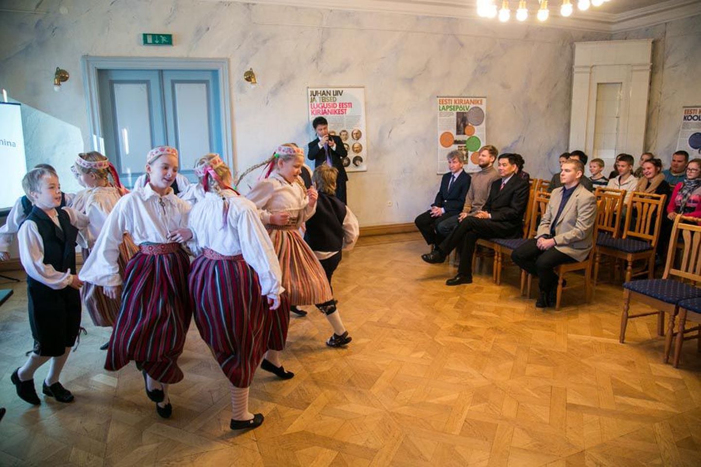 Albu põhikooli tantsulapsed näitavad Hiina suursaadikule Eestis QU Zhele mõisa saalis, kuidas näevad välja eesti rahvarõivad ja rahvatantsud.