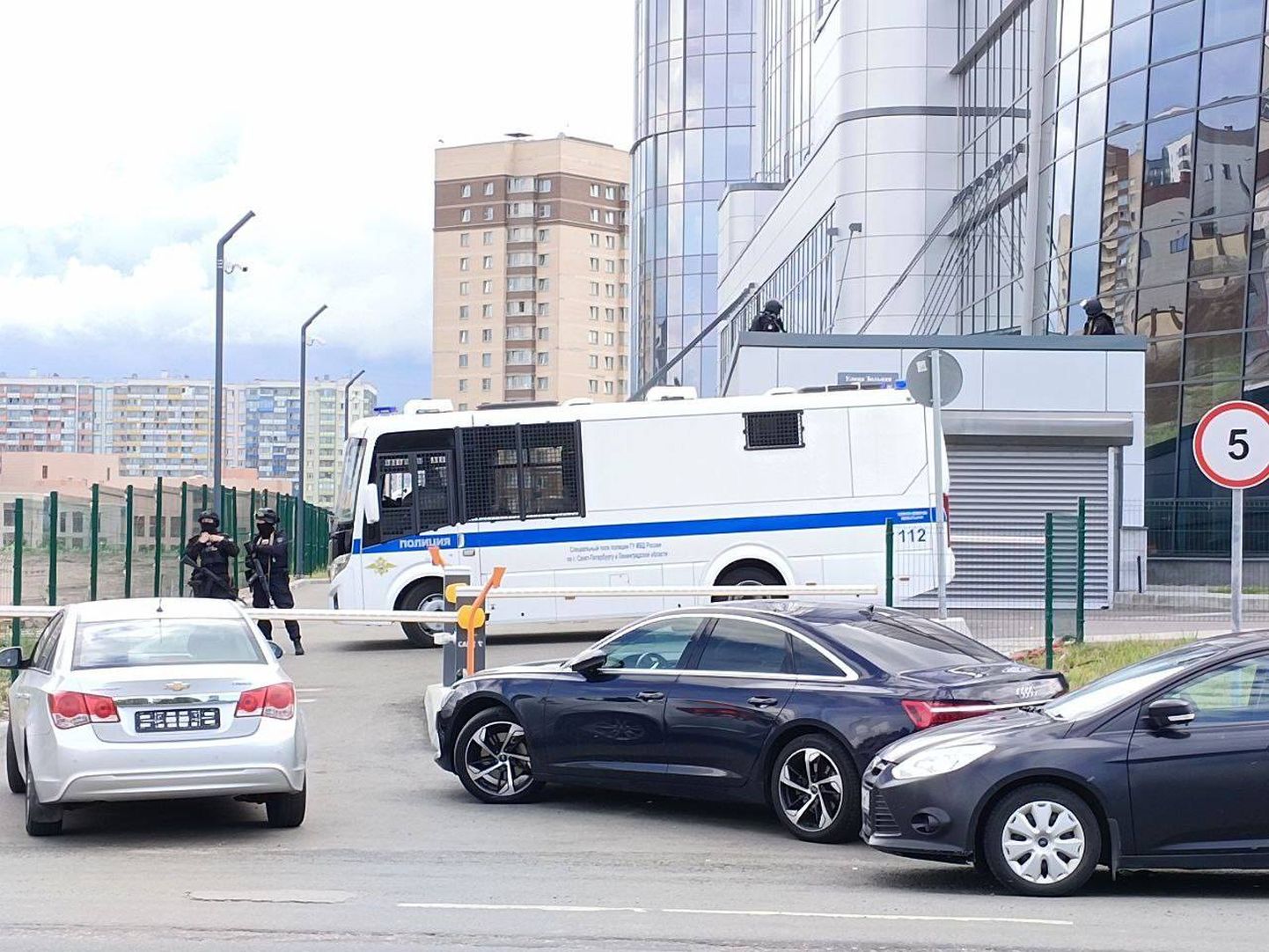 Российская полиция перед штаб-квартирой ЧВК "Вагнер" 24 июня.
