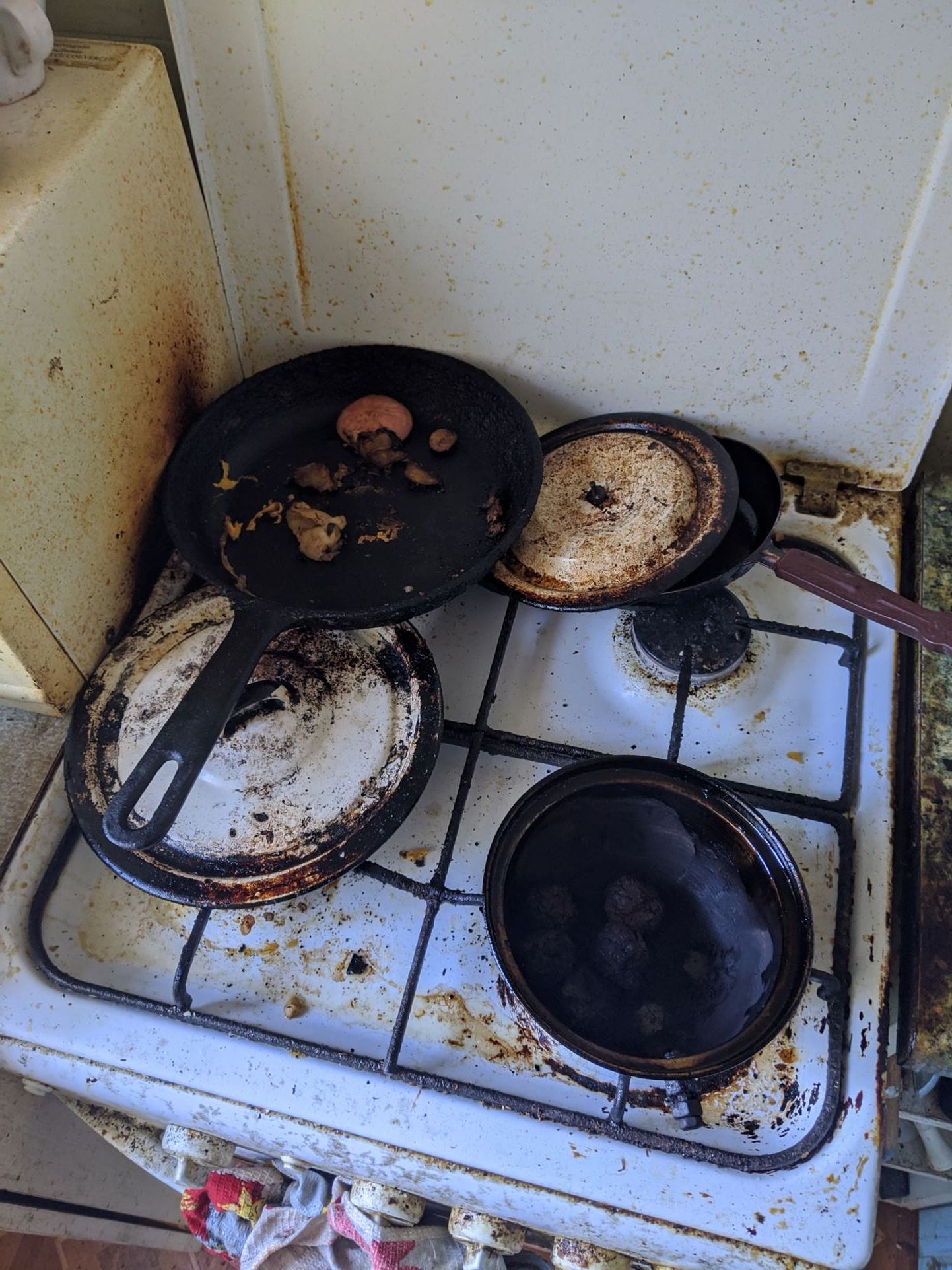 Сгоревшая еда на кухонной плите, из-за которой мог возникнуть пожар во всем доме.