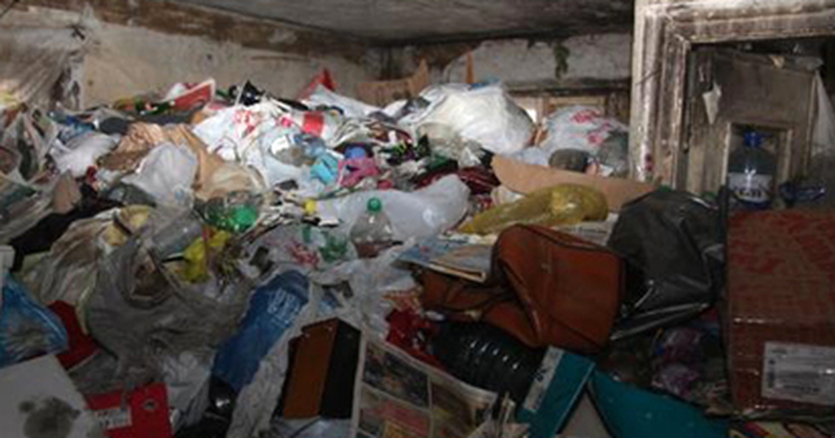 Зачем я завалил дом жителя мусором. Фото квартиры с мусором под потолок. Зачем я завалил дом жителя мусором. Квартира заваленная мусором. Захламленный двор.