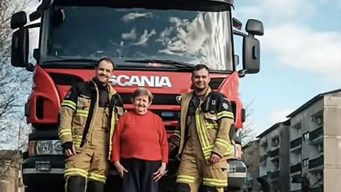 SÜDAMLIK VIDEO ⟩ Kontrolli teinud päästjatele pannkooke pakkunud memm söögivarudest: maksan maksud ära, käin apteegis, mis mul järele jääb?