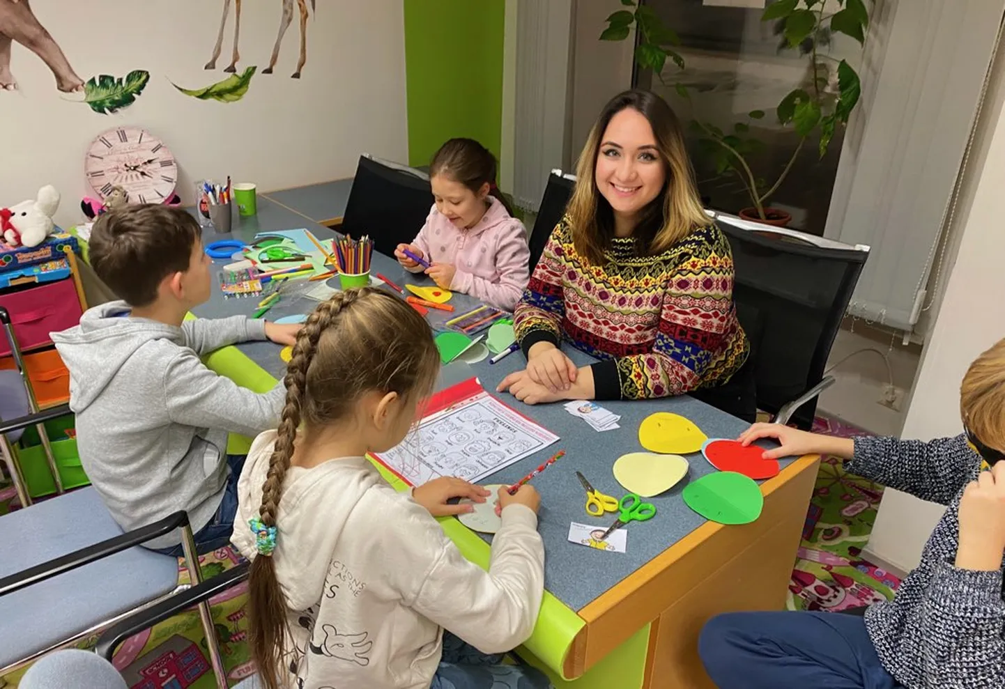 Vera Jakovlieva viib inglise keele tunde läbi mänguliselt ja lauldes − nii jäävad sõnad lastele paremini meelde.