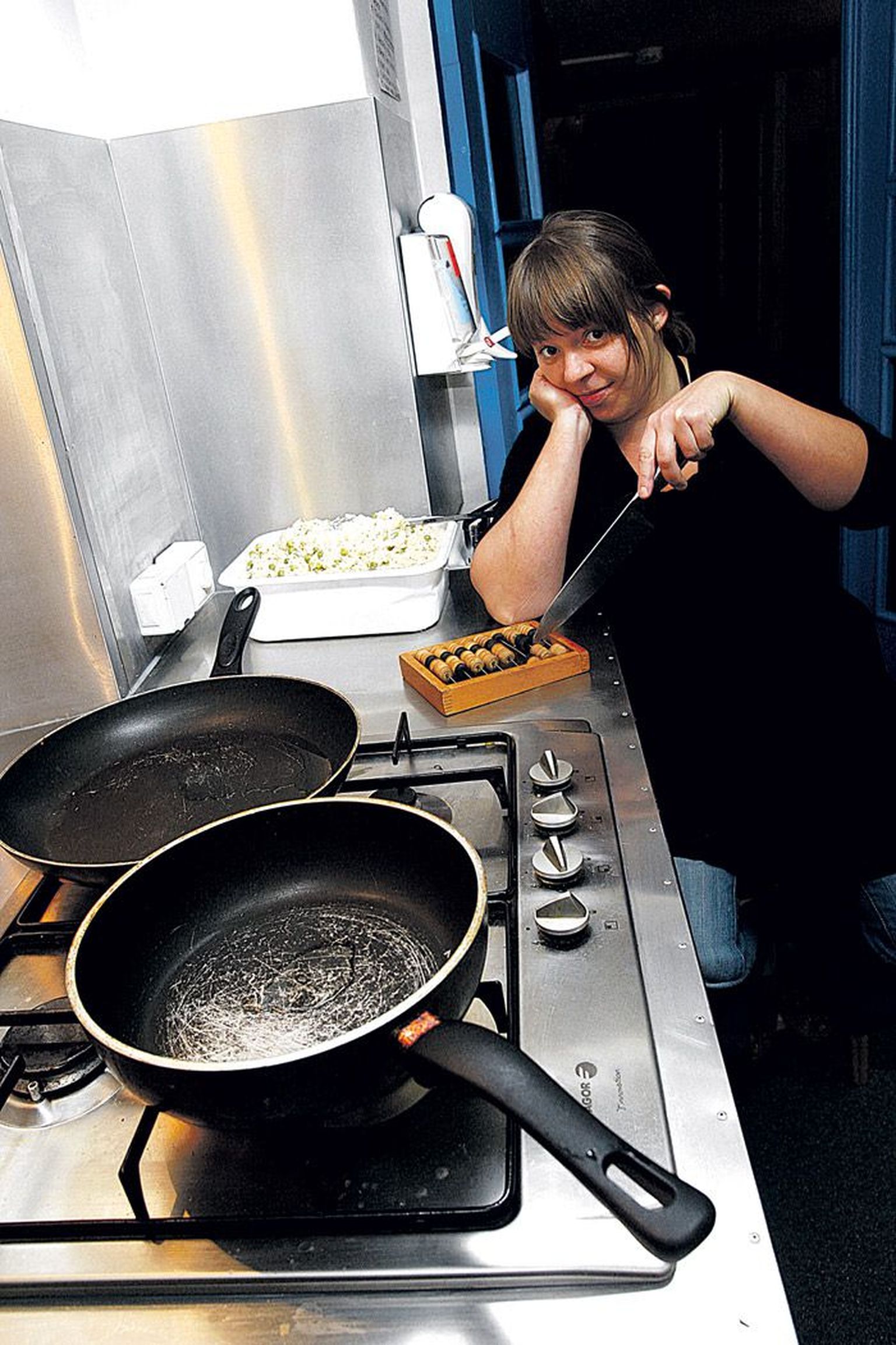 Köögi peahakkija Ann Ideon loeb raha hoolega. «Euro mind paanikasse ei aja, oma sissetuleku pärast ma ei muretse,» kinnitab praegu palgata töötav noor ettevõtja.