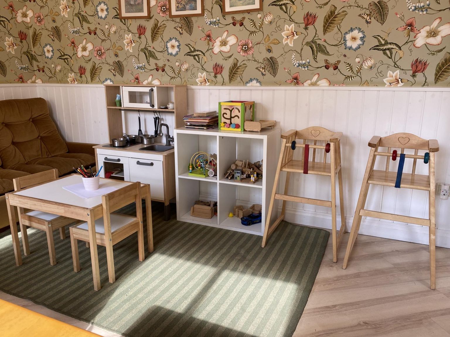 Rakvere Rohuaia kohvikus on mudilastel võimalik joonistada, kokata ja mängida klotsidega.