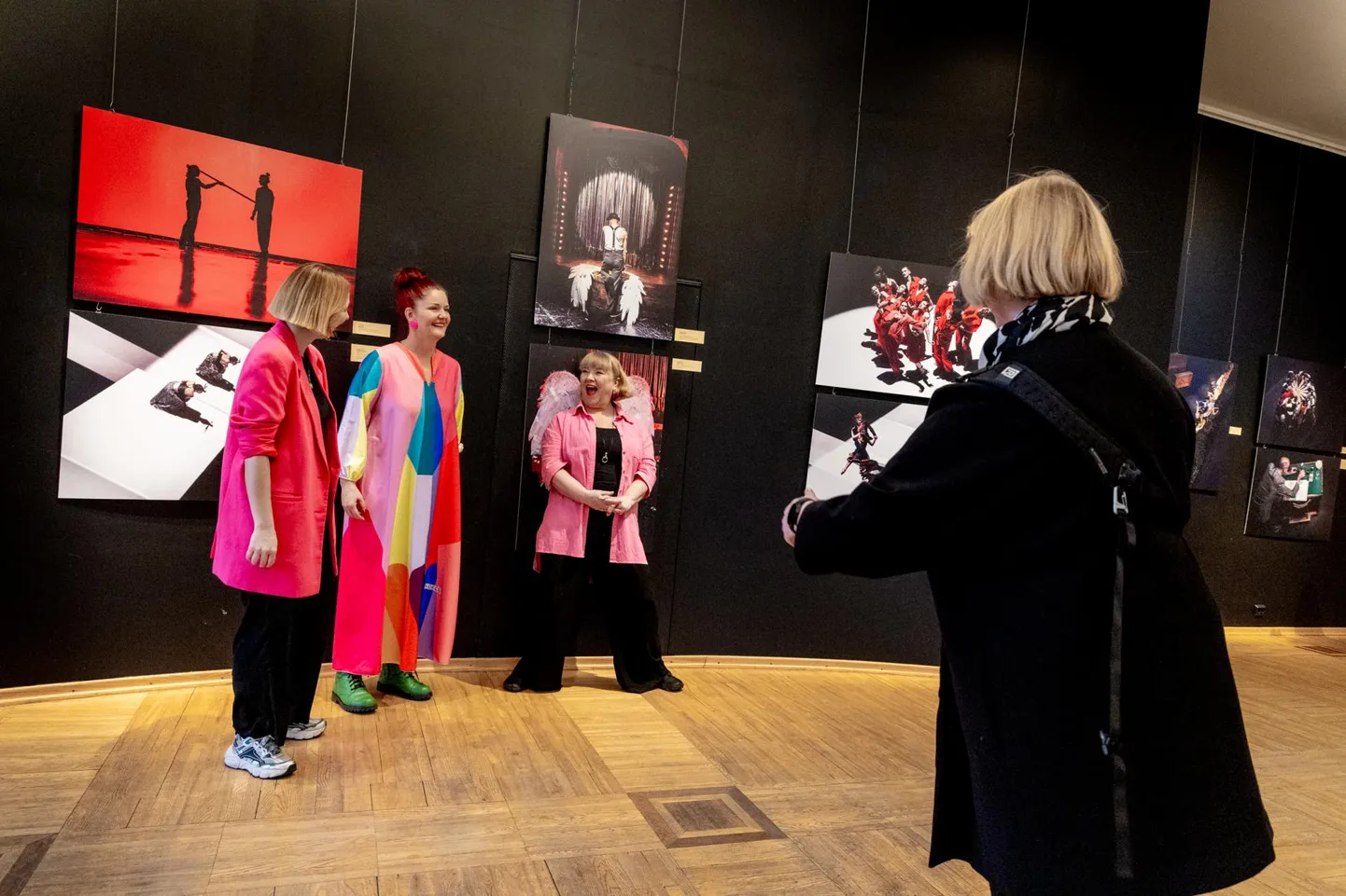 Endla sammassaalis püüab pilke Zsuzsa Hullani teatrielulisi hetki tabav fotonäitus “Kõik on teater”.