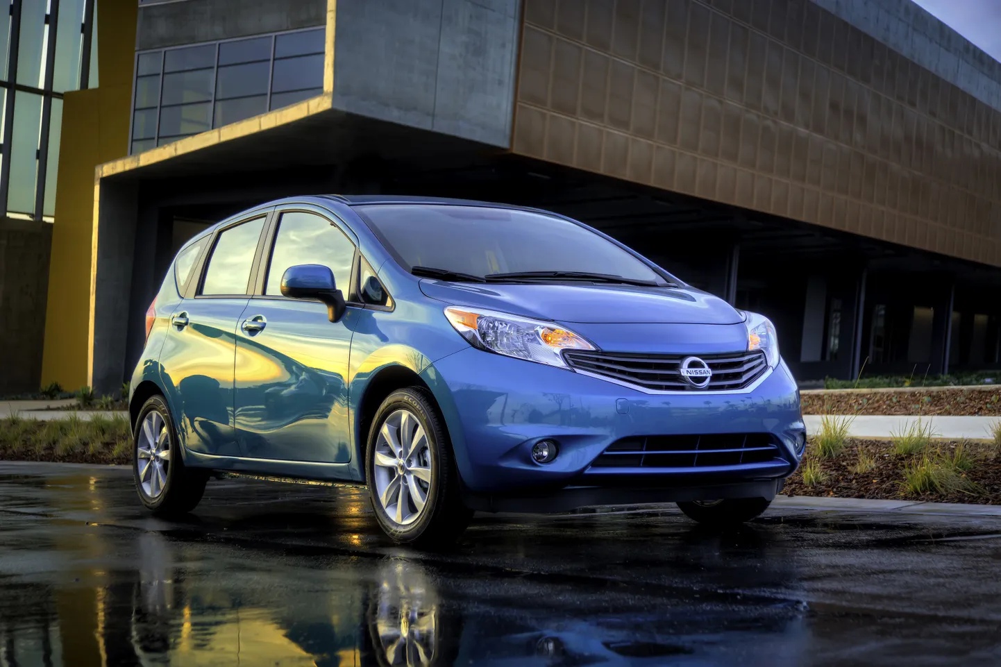 Nissan tegi esimese isepuhastuva auto. Fotol Nissan Note