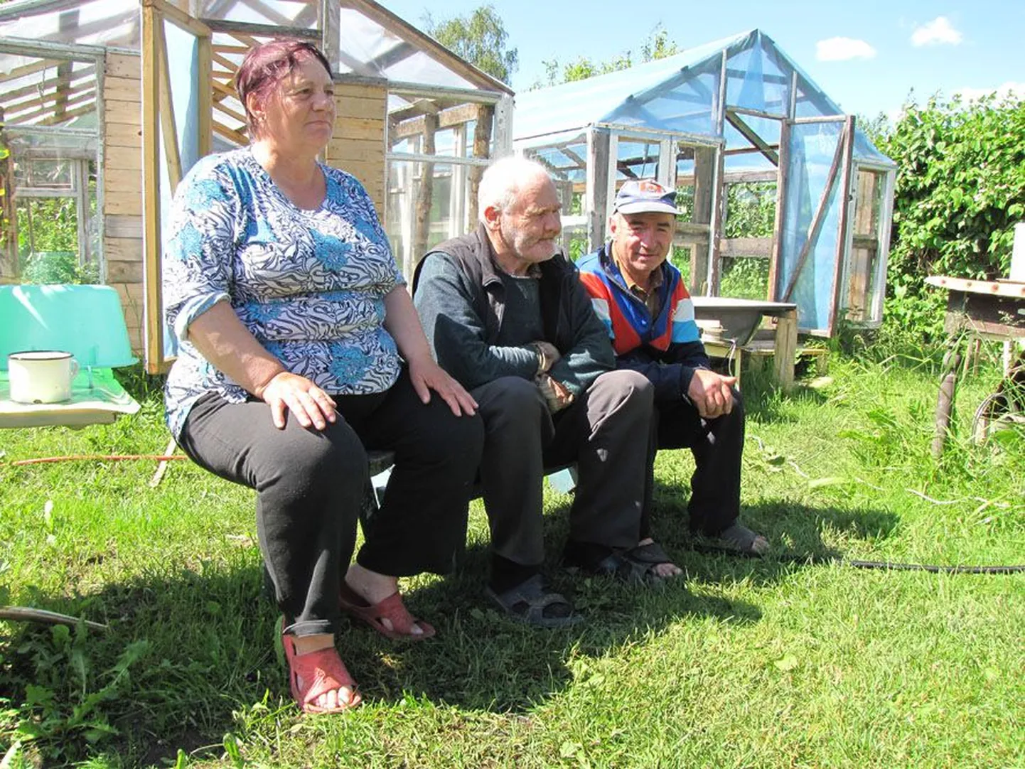 Samal ajal kui Ambla vallavolikogu vaagis eile vallale ülimalt olulist otsust, muretsesid Ambla elanikud Raisa Luzitski (pildil vasakult), Udo Sallaste ja Vladimir Luzitski selle pärast, kas vald leiaks raha nende maja katust remontida või mitte. Nemad tahavad, et Ambla vald jääks püsima, sest suuremas vallas jaguks lihtsate inimeste muredele vähem tähelepanu.