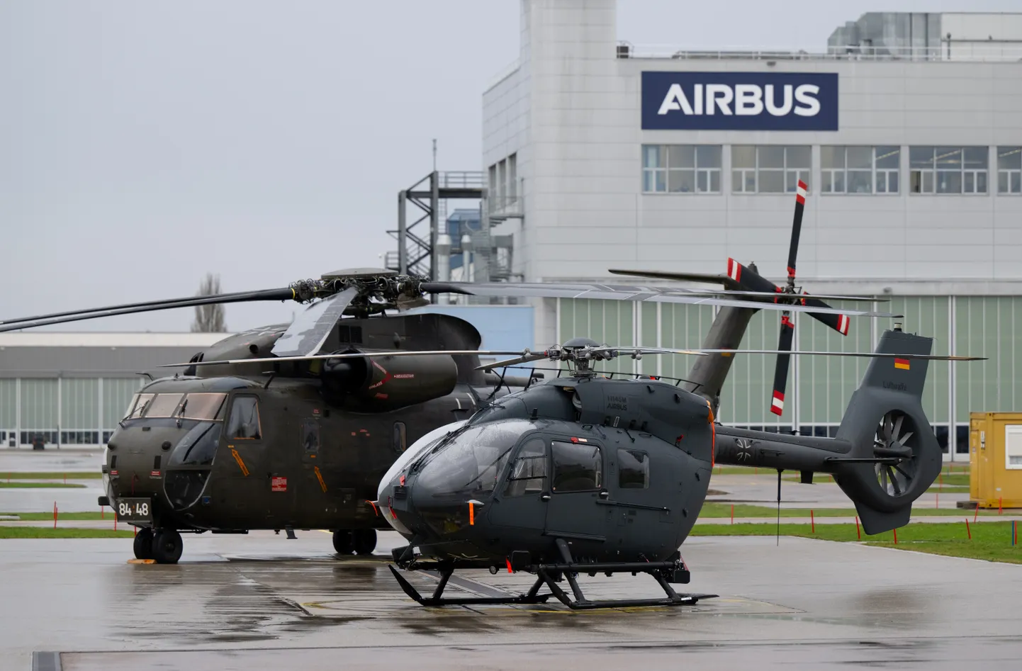 H145-M un CH-53 helikopteri Airbus Helicopters pirmā helikoptera H145-M nodošanas laikā Vācijas bruņotajiem spēkiem. Pirms gada Bundesvērs no Airbus pasūtīja 62 helikopterus par 2,5 miljardiem eiro. Uzņēmumam līdz 2028. gadam ir jāpiegādā atlikušie H145-M helikopteri Vācijas armijai un gaisa spēkiem un jāapmāca piloti.