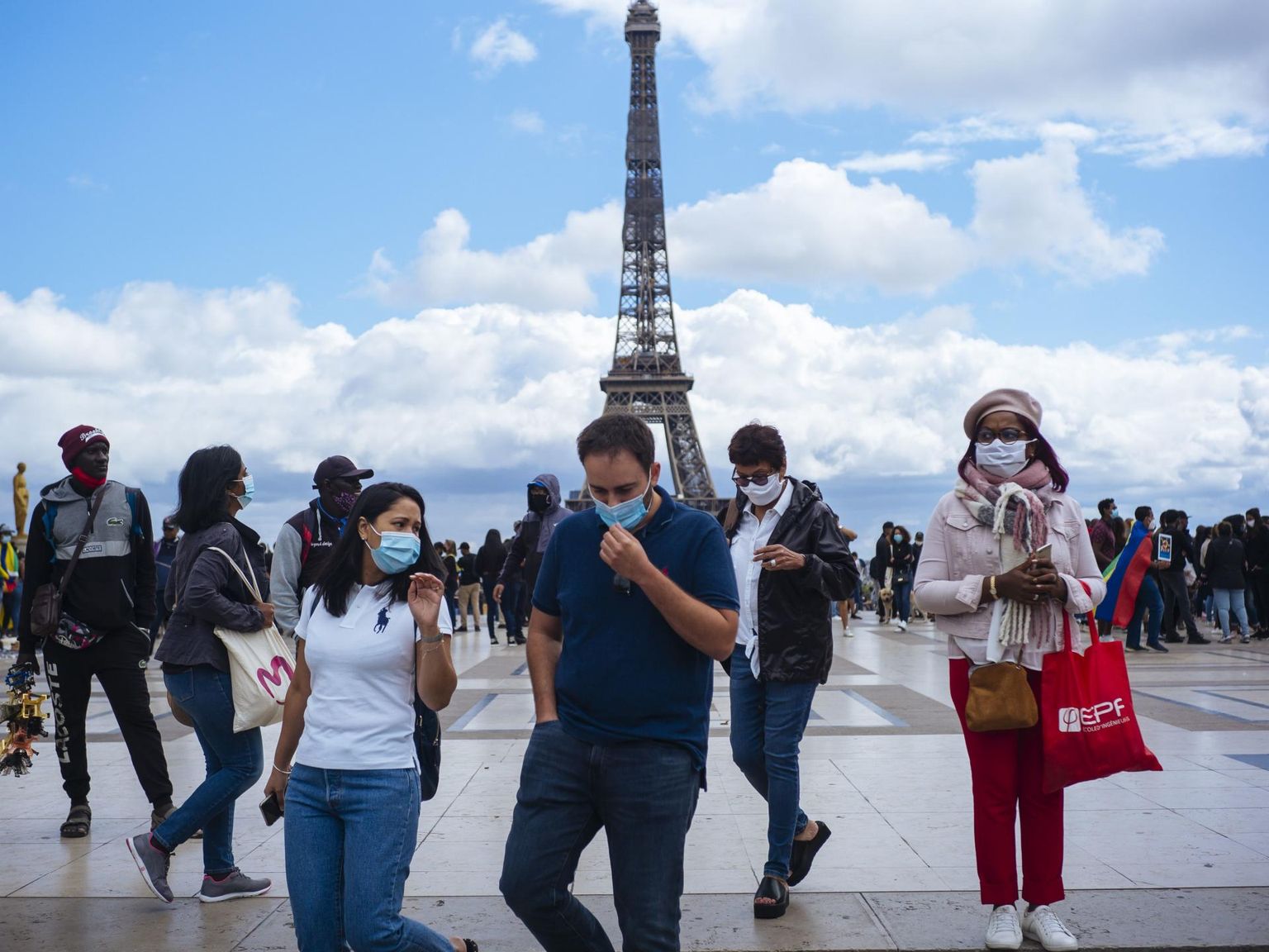 Pariisis võivad maskita avalikus kohas viibida alla 11-aastased lapsed ja inimesed, kes on läinud välja treeningule.