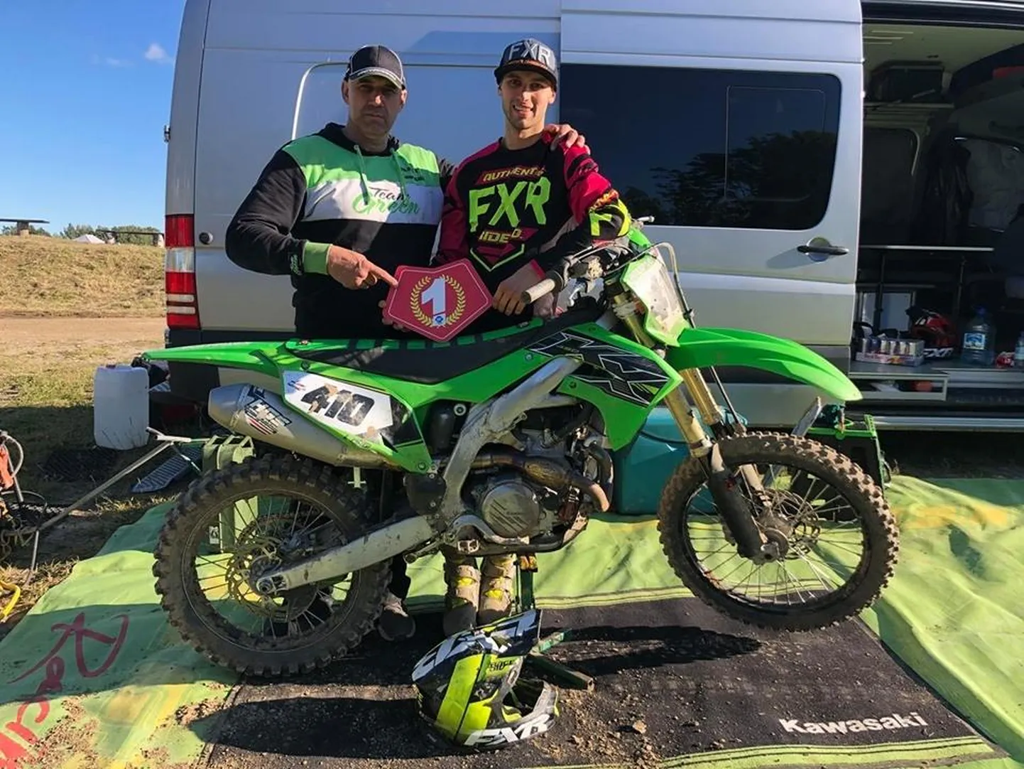Motokrossimeeskonna Mägi Racing moodustavad isa-poeg Koit (vasakul) ja Indrek Mägi on näinud mitmesuguseid aegu. Nii mõnigi ootamatu tagasilöök pole sundinud mehi ega tiimi sponsoreid valitud tee õigsuses kahtlema.