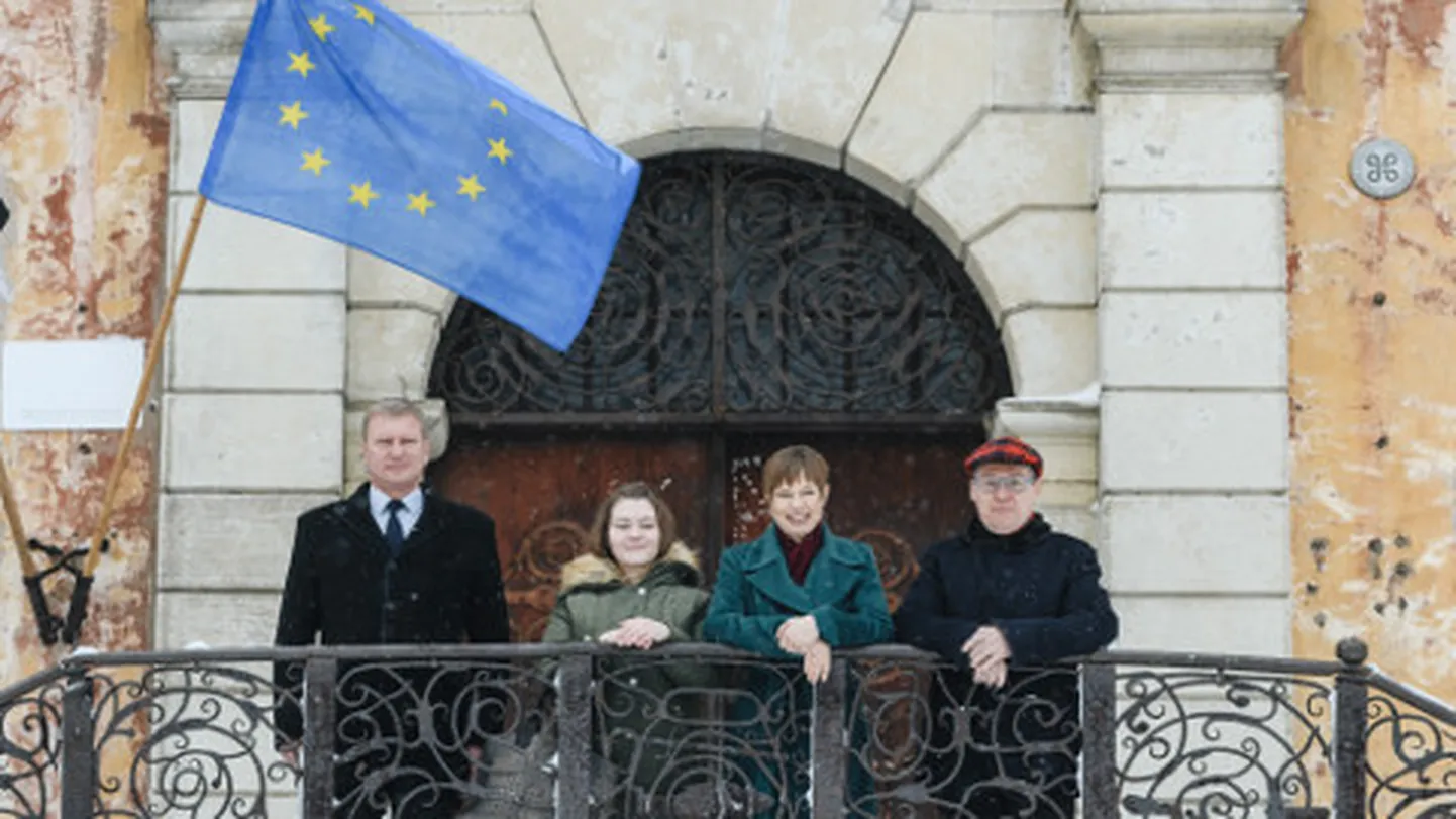 TÕNU TUNNEL 
Narva volikogu esimees Aleksandr Jefimov, Jõhvi koolitüdruk Anna Agajeva, president Kersti Kaljulaid ja Tarmo Tammiste ootavad pidulikult barokse raekoja trepil, et Euroopa Liidu idapoolseim kants saaks 2024. aastal kultuuripealinnaks.