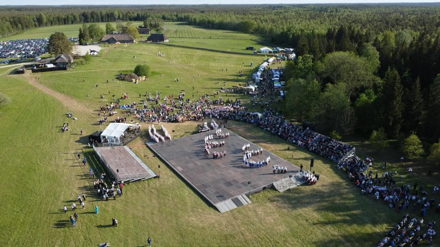 Järvamaa laulu- ja tantsupidu peeti tänavu A. H. Tammsaare muuseumis Vargamäel, kus kahjuks tekkis leviprobleeme.