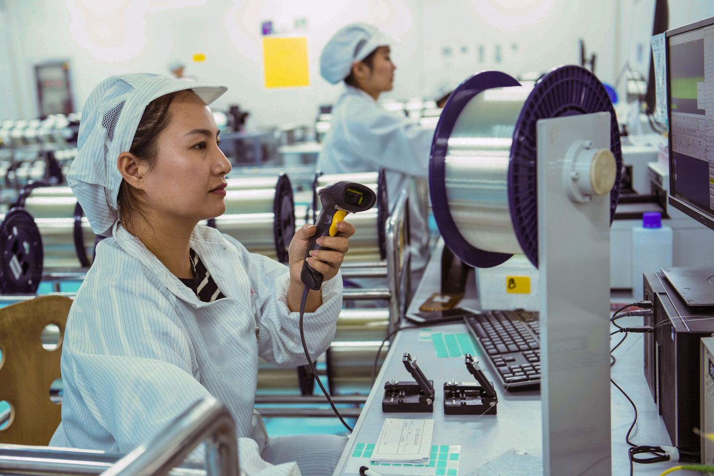 Tööline Hiina kiudoptiliste kaablite tehases.