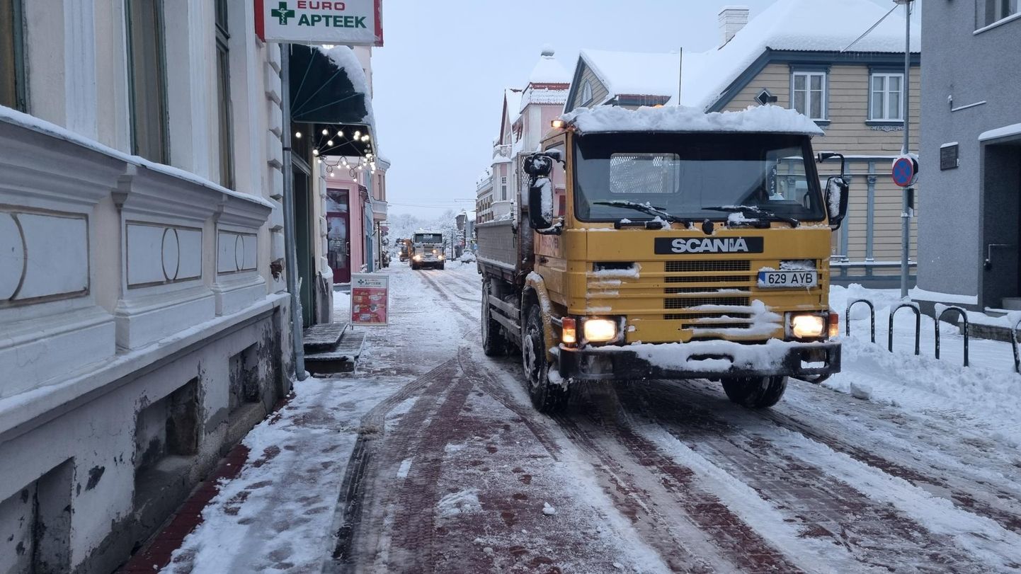 Täna hommikul veeti Pärnus Rüütli tänavalt lund minema.