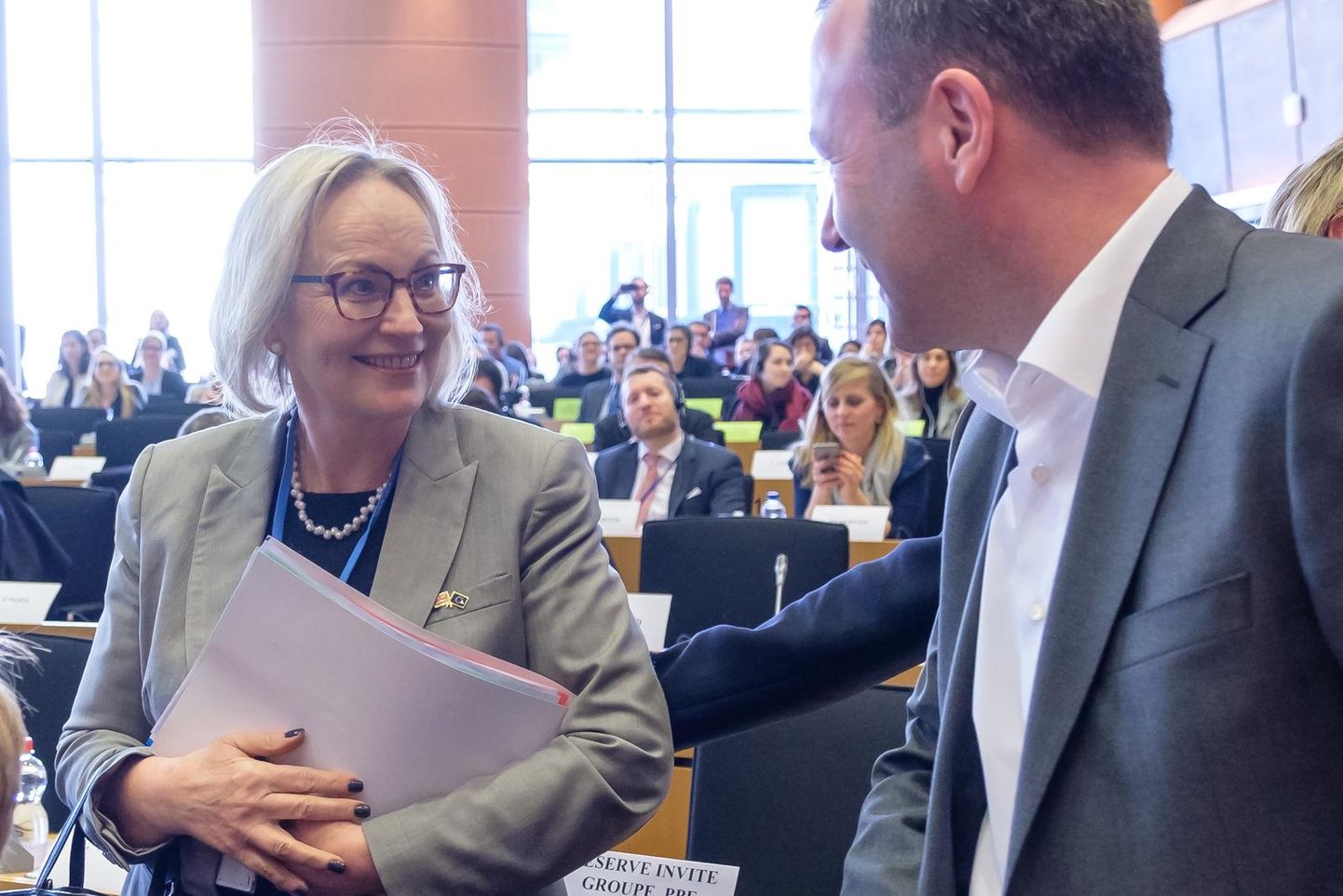 Europarlamendi liige Julie Girling mullu 28. veebruaril, kui Euroopa Rahvapartei liider Manfred Weber teda uues parteiperes tervitas.