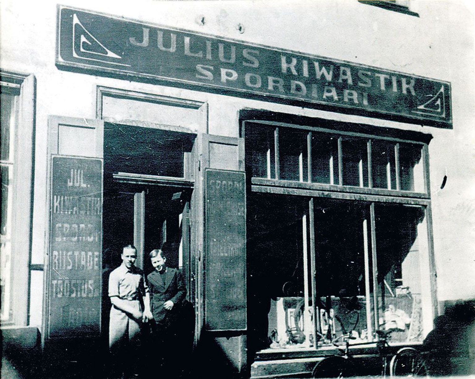 15-aastane Karl Kivastik (paremal) oma isale kuuluva spordiriistade kaupluse uksel koos poemüüja Bernhard Laudiga. Aasta oli siis 1936.