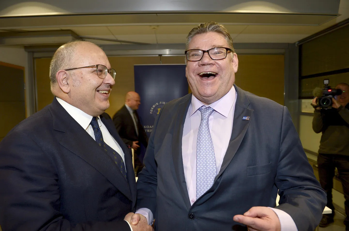 Soome välisminister Timo Soini kohtumas Kreeka Nikos Xydakisega Helsingi lennujaamas tänavu jaanuaris.  / AFP / Lehtikuva / Martti Kainulainen / Finland OUT