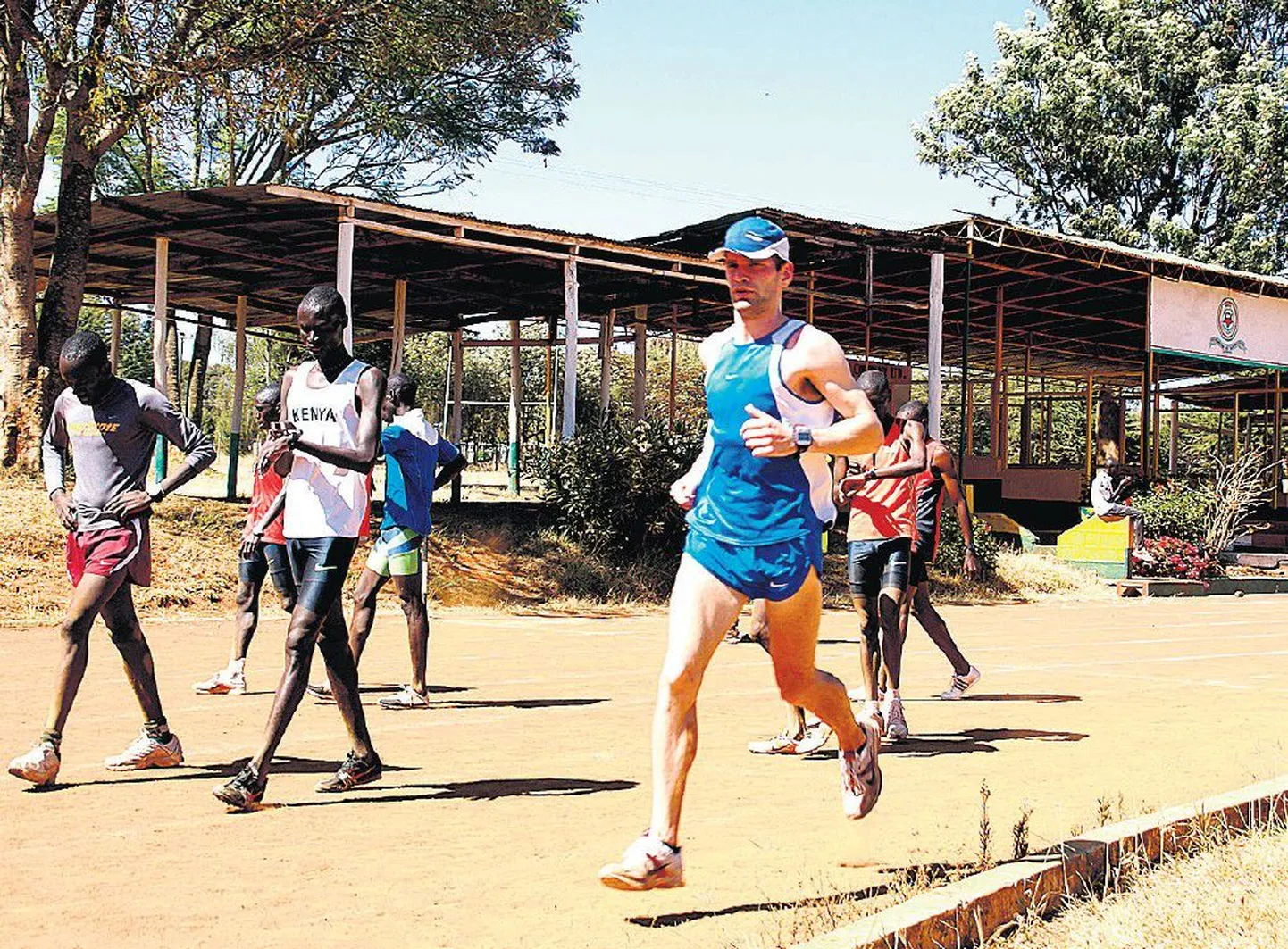 Tiidrek Nurme harjutamas koos Keenia jooksjatega 2150 meetri kõrgusel Moi ülikooli staadionil.