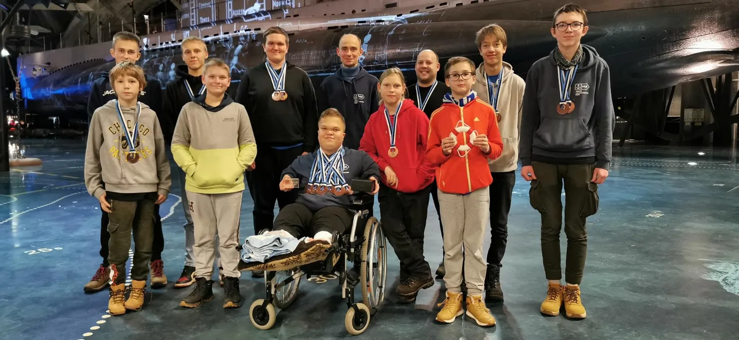 Pildil on Viljandi laevamudelisportlased (esireas vasakult) Mairold Kullamaa, Henrik Sander, Joonas Mägi, Bert Kotsar, Meelis Saul, (tagumises reas vasakult) Ander Järvsoo, Revo Ool, Joonas Animägi, Olle Järvekülg, Helari Raudkivi, Oliver Riisenberg ja Martin Palo