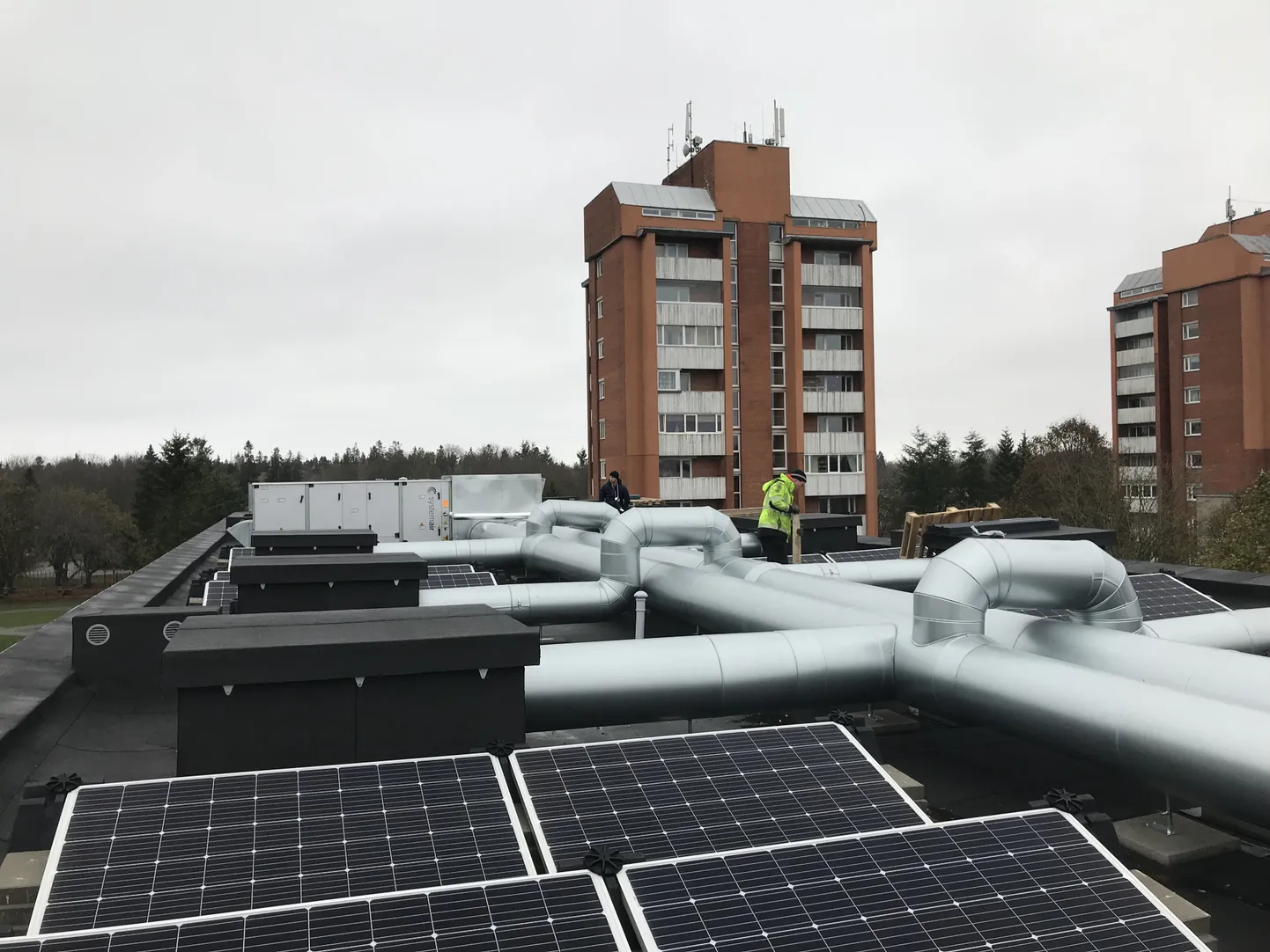 Солнечные панели на многоквартирном доме. Снимок иллюстративный.