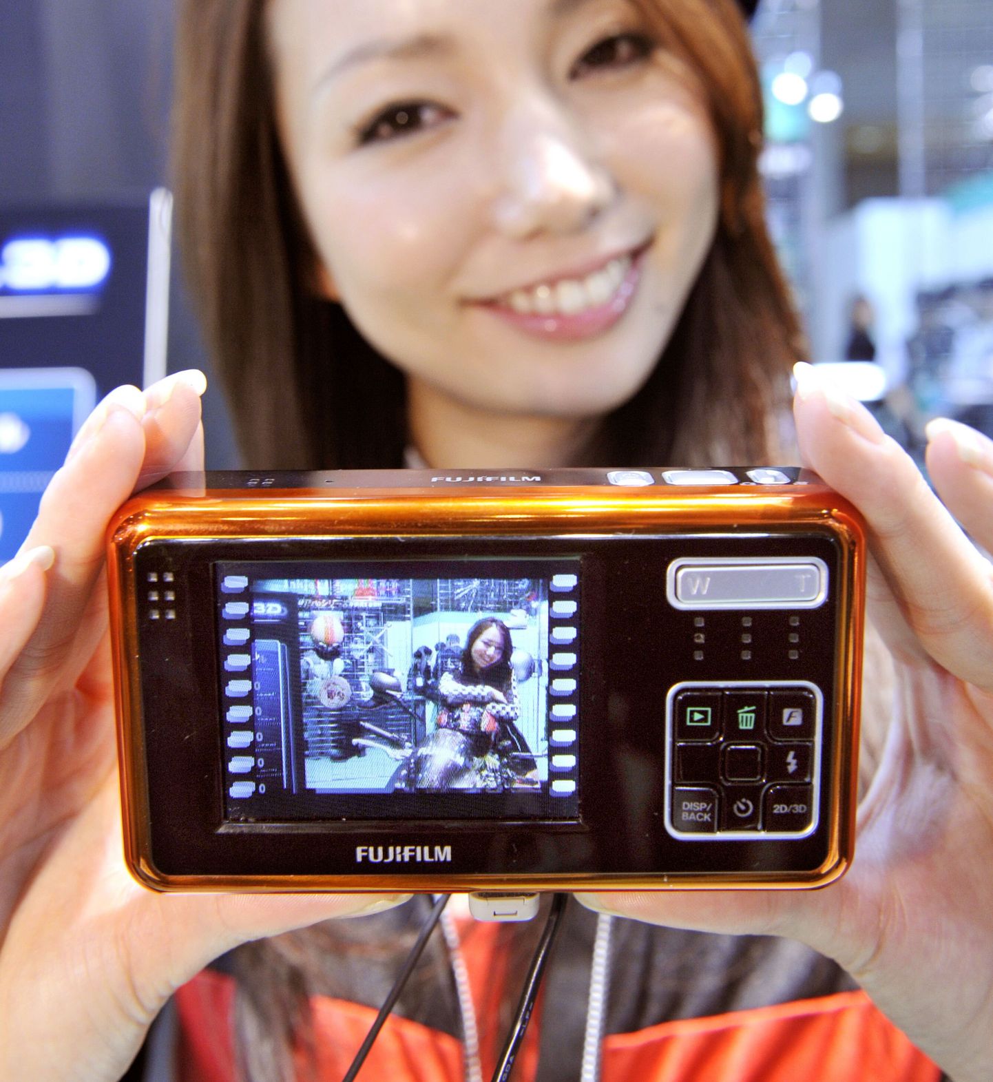 Modell näitab Fujifilmi 3D-kaamera prototüüpi FinePix Real 3D märtsis 2009 toimunud Tokyo fototehnika näitusel.