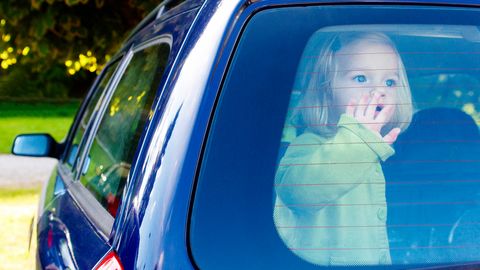Väikelaps unustati mitmeks tunniks kuuma autosse ning päästjad leidsid ta surnuna