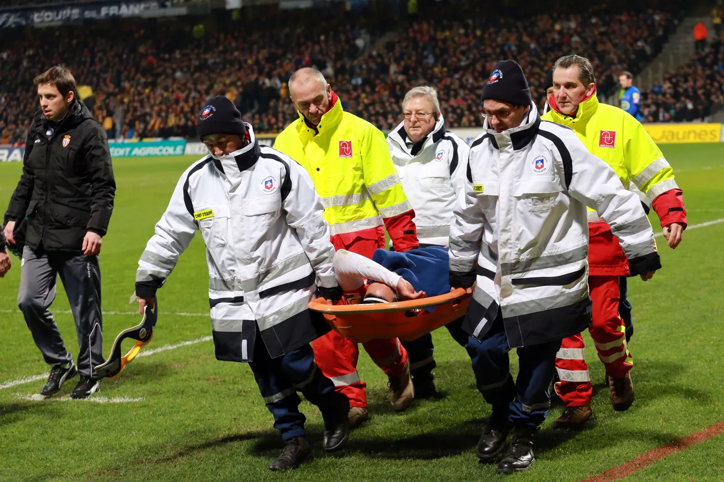 Radamel Falcao kanti täna väljakult ära kanderaamilt, mehe trauma tõsidus ei ole veel teada.