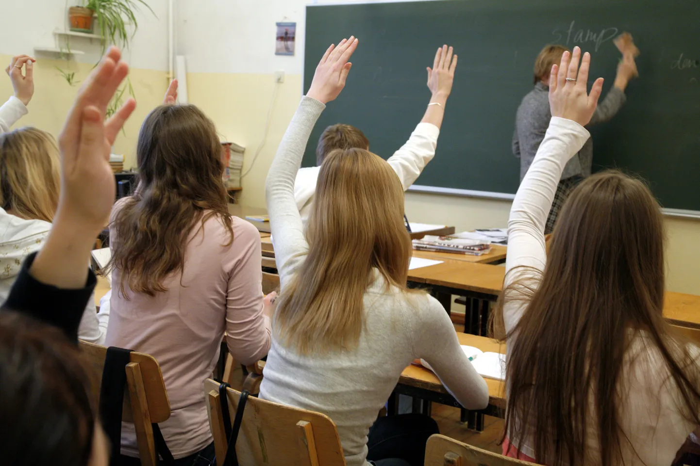 Pärnu linna haridustöötajate palk tõuseb tagasiulatuvalt 1. jaanuarist keskmiselt 350-550 krooni.