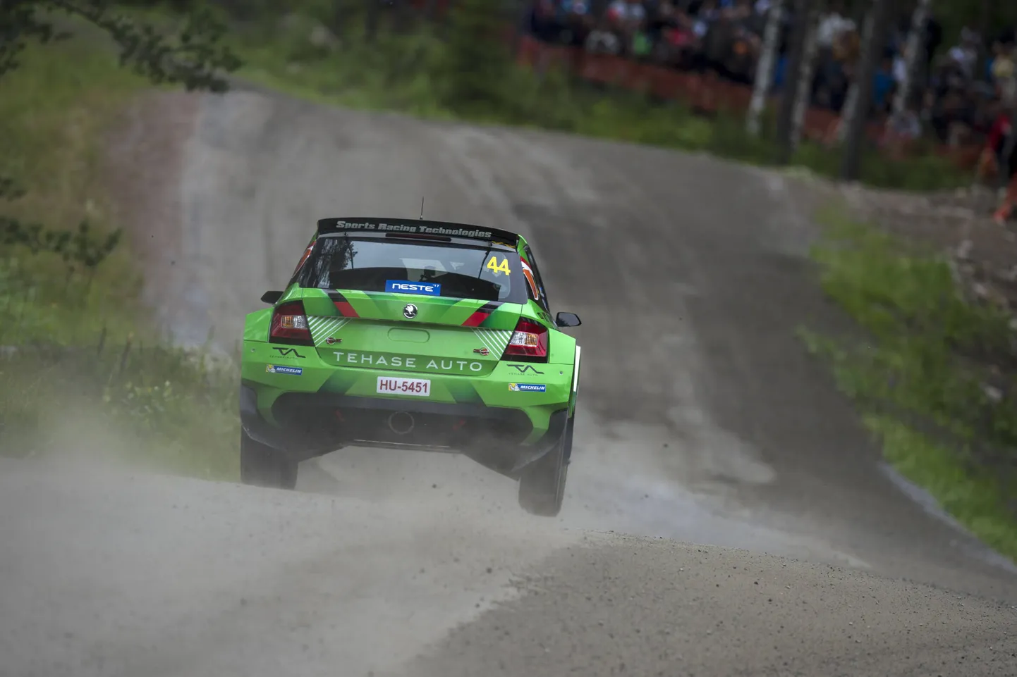 Raul Jeets ühel Soome ralli ohtratest hüpetest.