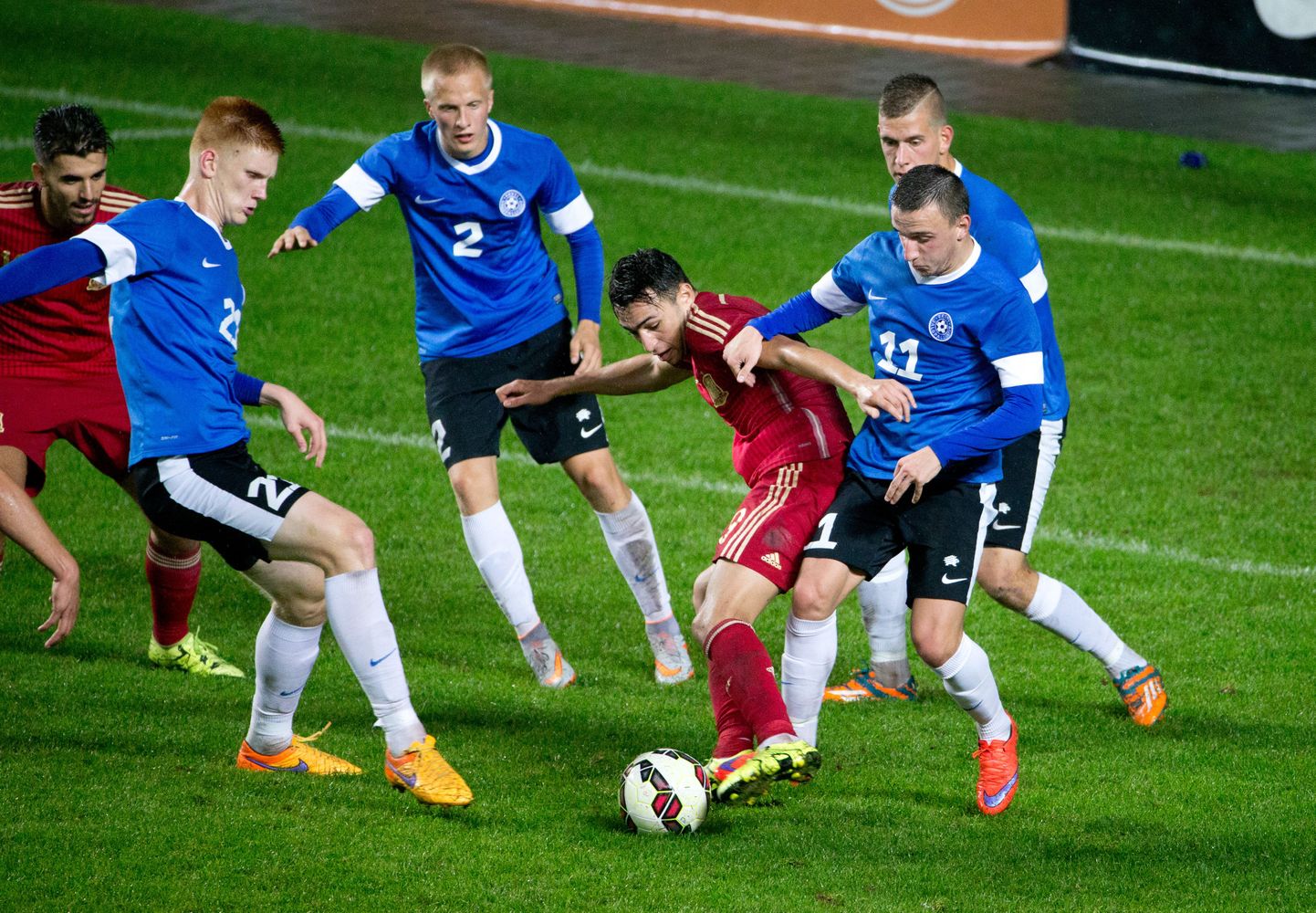 Eesti (sinises) U21 jalgpallikoondis mängimas Hispaaniaga.