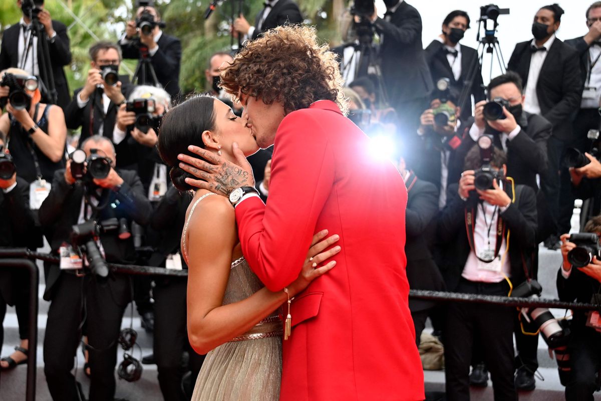 Britu dziedātājs un dziesmu autors Džulians Pereta un ASV modele Kambrija Daltone, ierodoties filmas "The French Dispatch" pirmizrādē, uz sarkanā paklāja ļāvās kaislīgam skūpstam. 