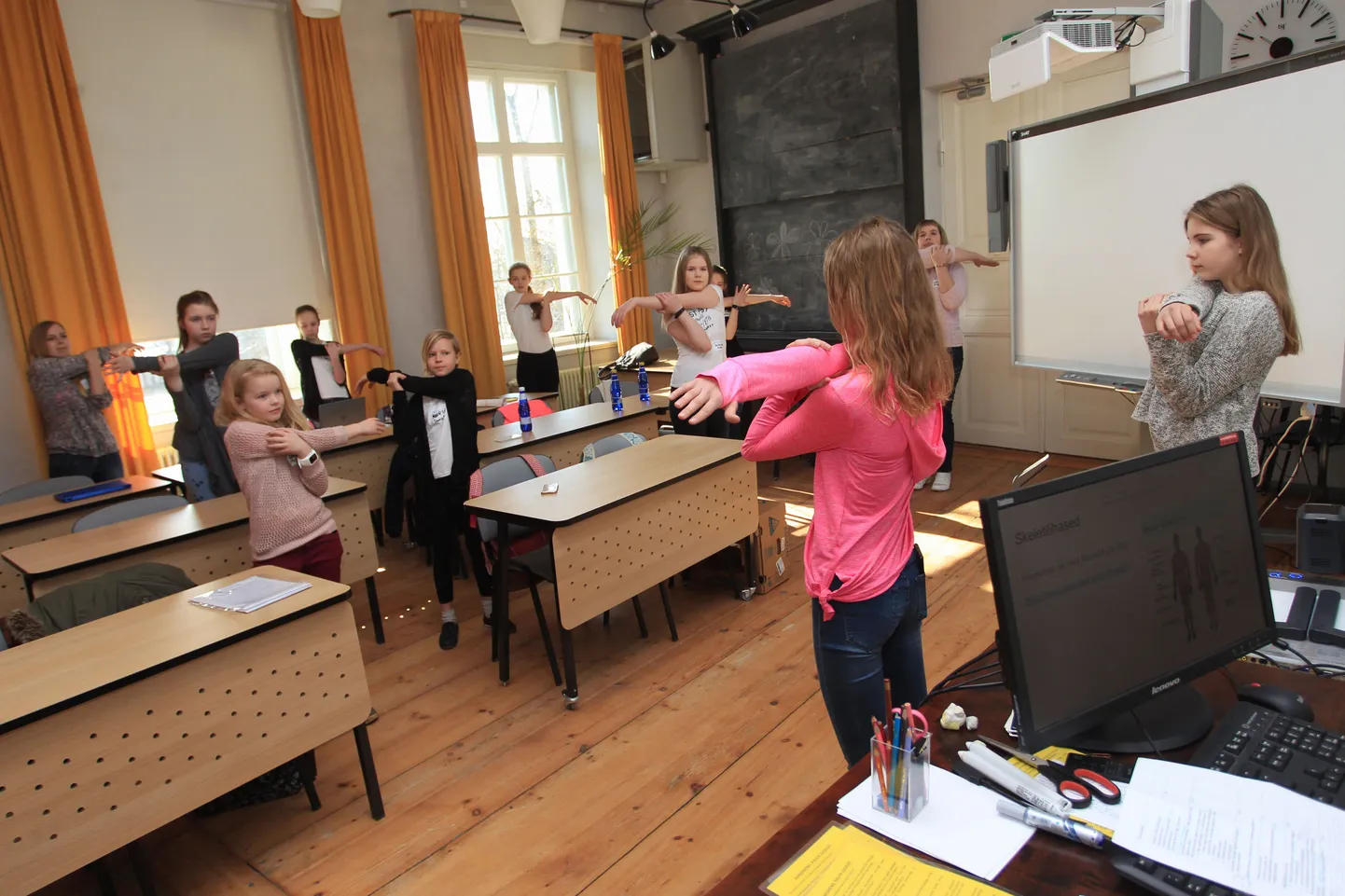 Tartu Kivilinna kooli noored õpetajad olid ette valmistanud kehalise kasvatuse tunni, kus sai nii teoreetilisi kui ka praktilisi teadmisi.