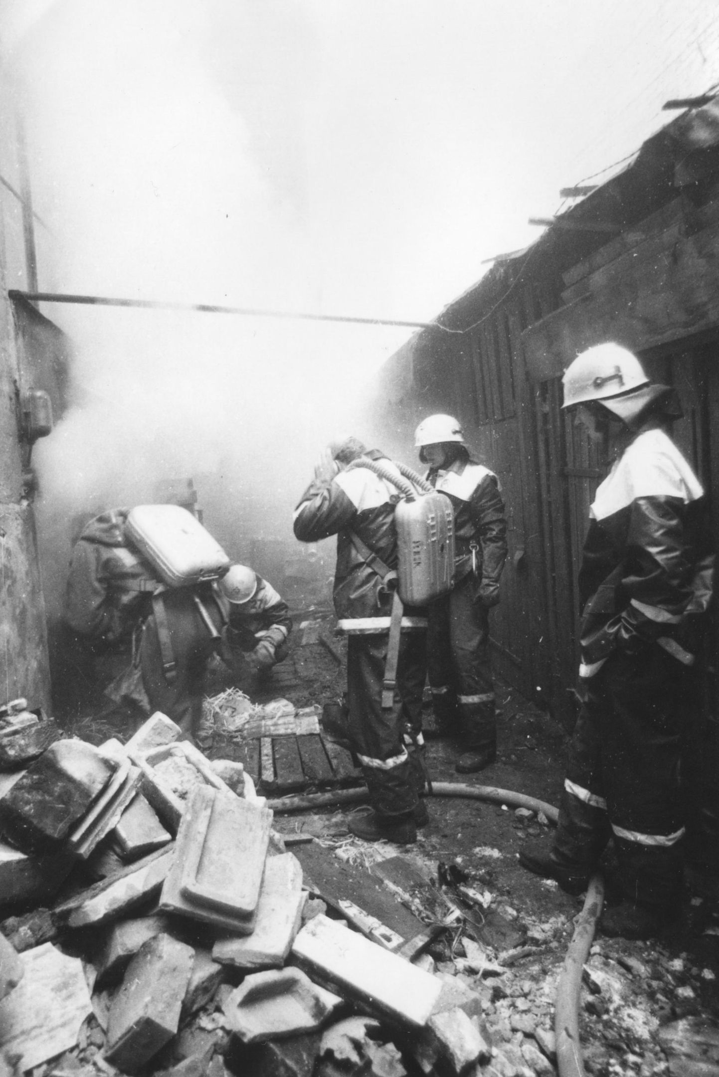 Tuletõrjujad 1990-ndate alguses. Kaks meest kasutavad hingamisaparaati, seljas kast hapnikuballooniga. Meeste seljas olevad riided ei andnud tule eest suurt kaitset.