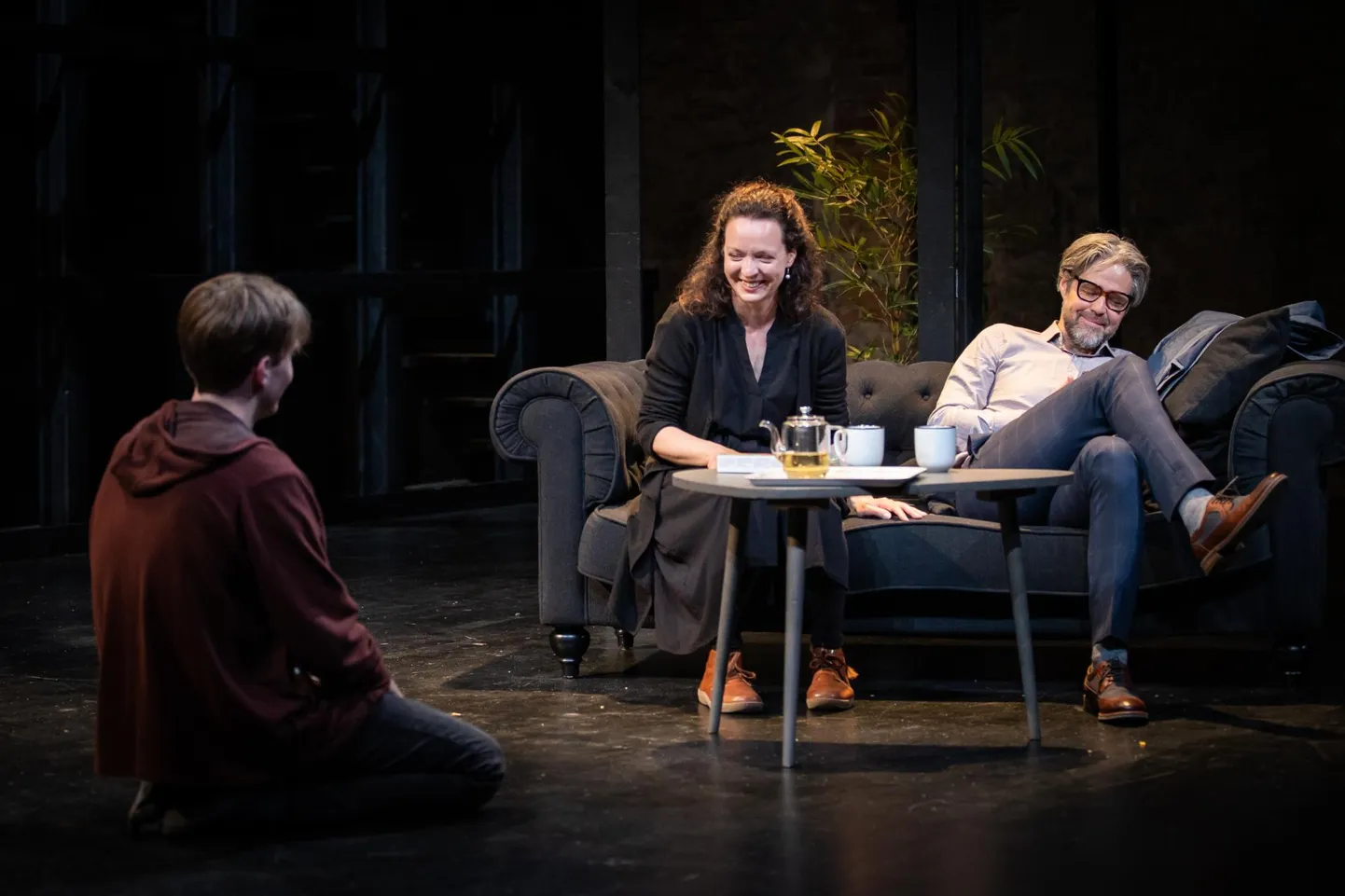 Florian Zelleri «Poeja» tõi Theatrumis lavale Ott Aardam. Fotol Jass Kalev Mäe, Anneli Tuulik ja Andri Luup.