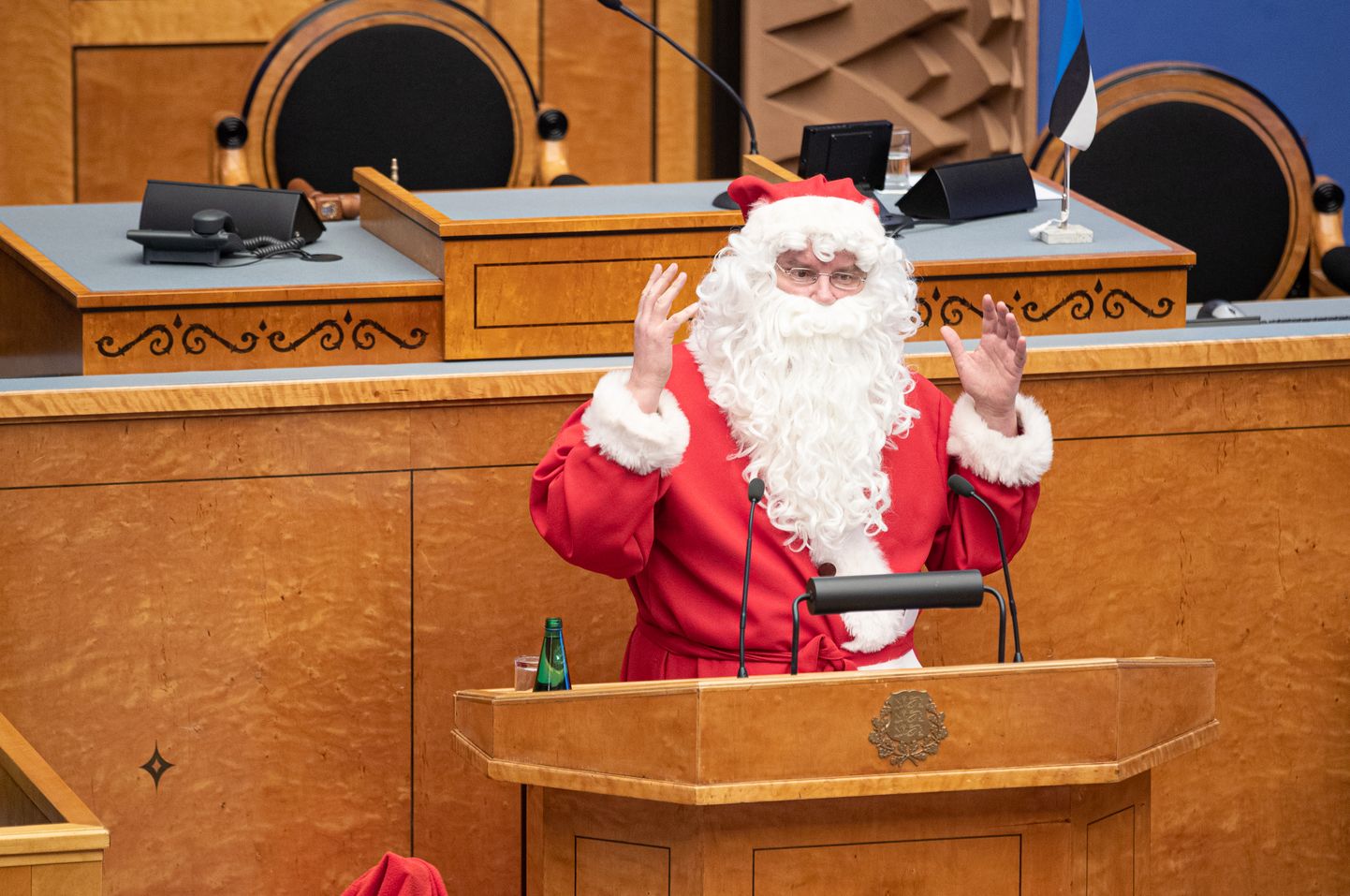 Jõuluvana möödunud aastal riigikogus. Kas jõuluvana ka homme tuleb, jääb esialgu üllatuseks.