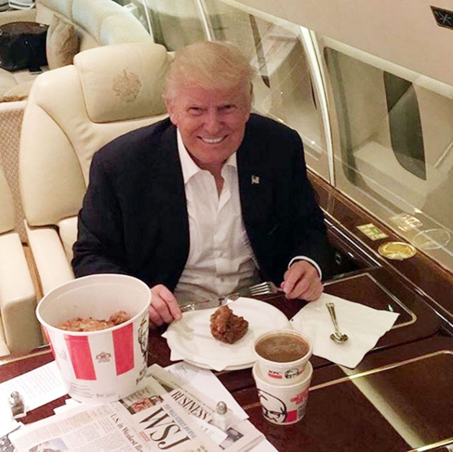 Trump oma eralennukis krõbekana kalllal: vastaste arvates näitas noa ja kahvli kasutamine, et mees on veidrikust peenutseja, kuid pooldajate hinnangul just nii peabki üks korralik ameeriklasest miljonär sööma.