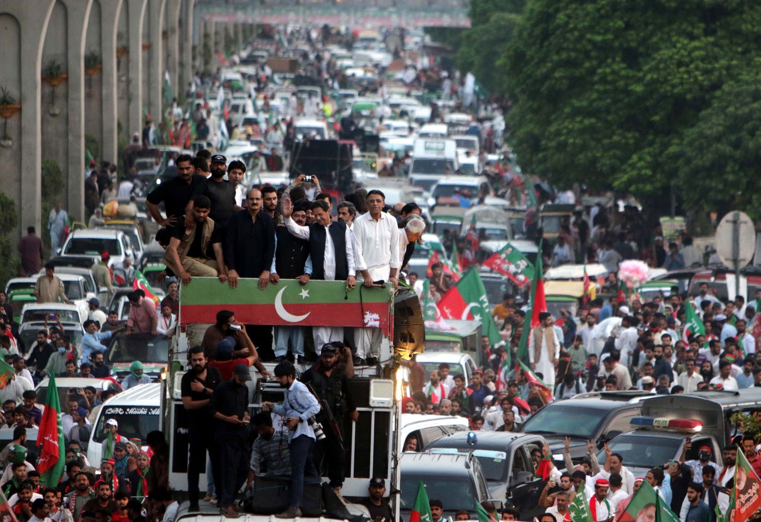 Pakistani endine peaminister Imran Khan (veokil paremalt teine) lehvitab poolehoidjatele meeleavaldusel inflatsiooni vastu Rawalpindis 2. juulil.