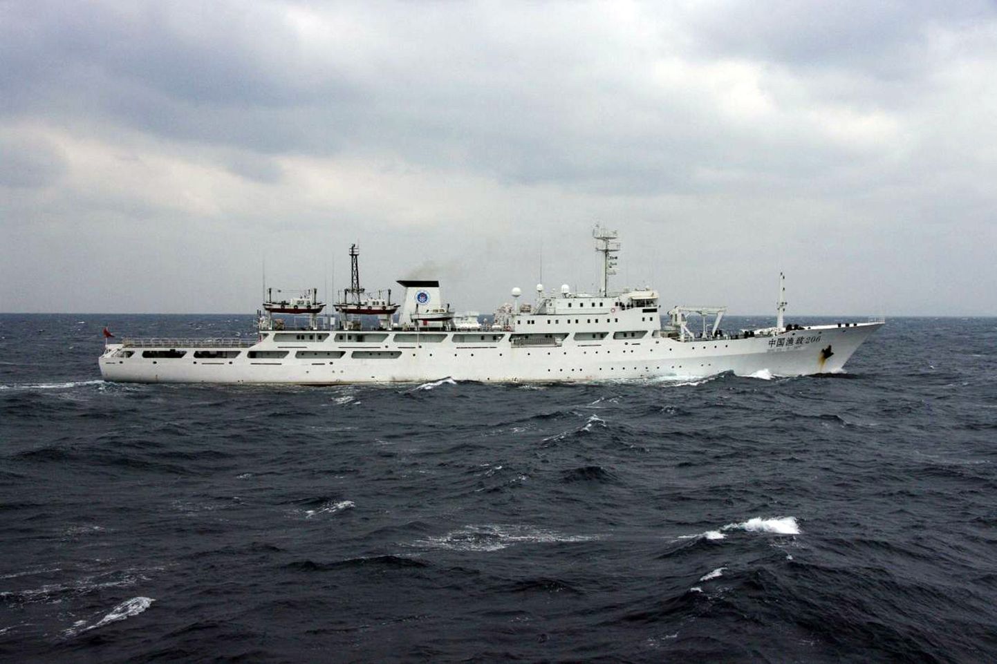 Jaapani rannavalve tehtud fotol (12. detsembril 2012) Senkaku saarestiku juures on näha Hiina patrull-laeva.