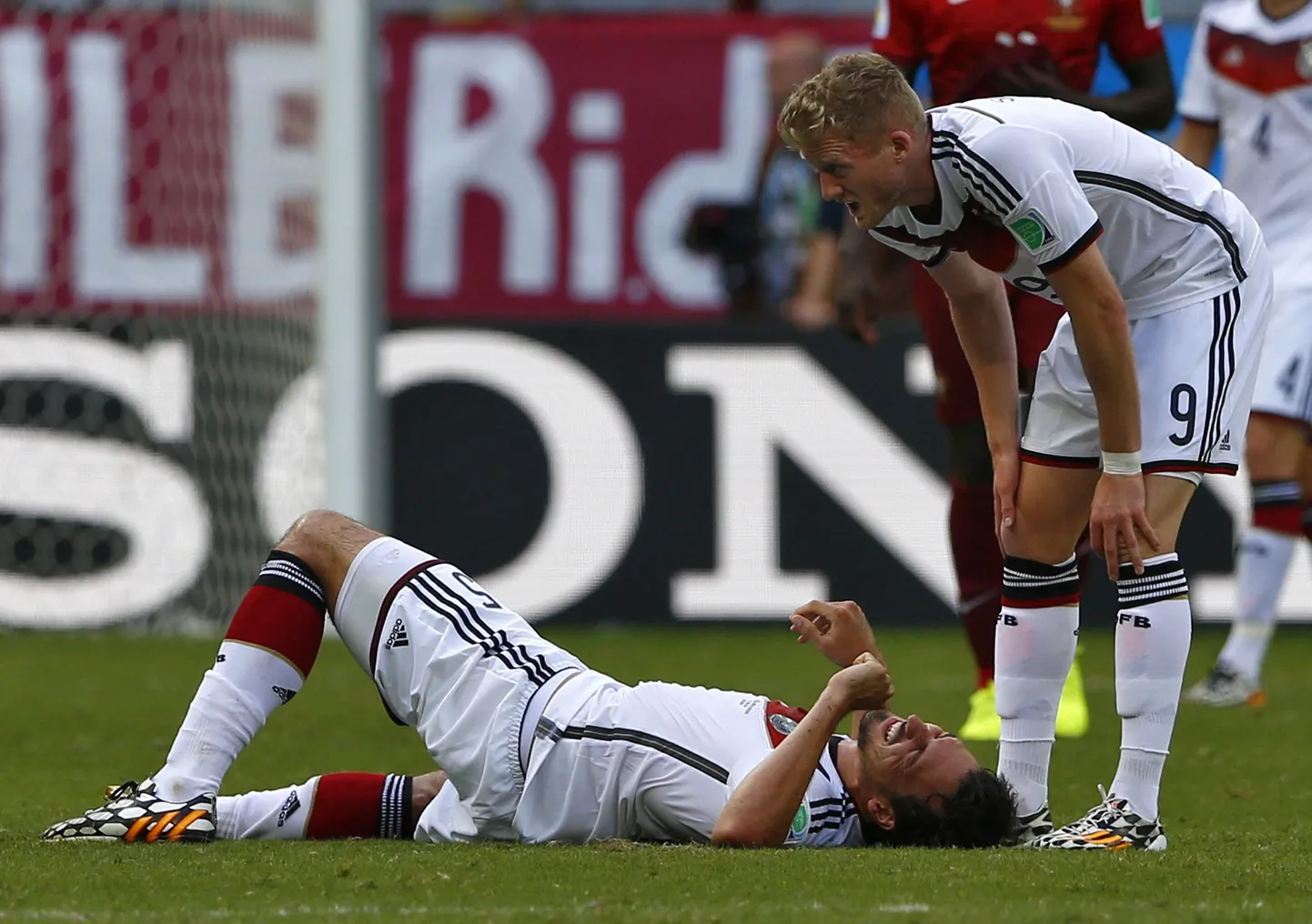 Mats Hummels (pikali).