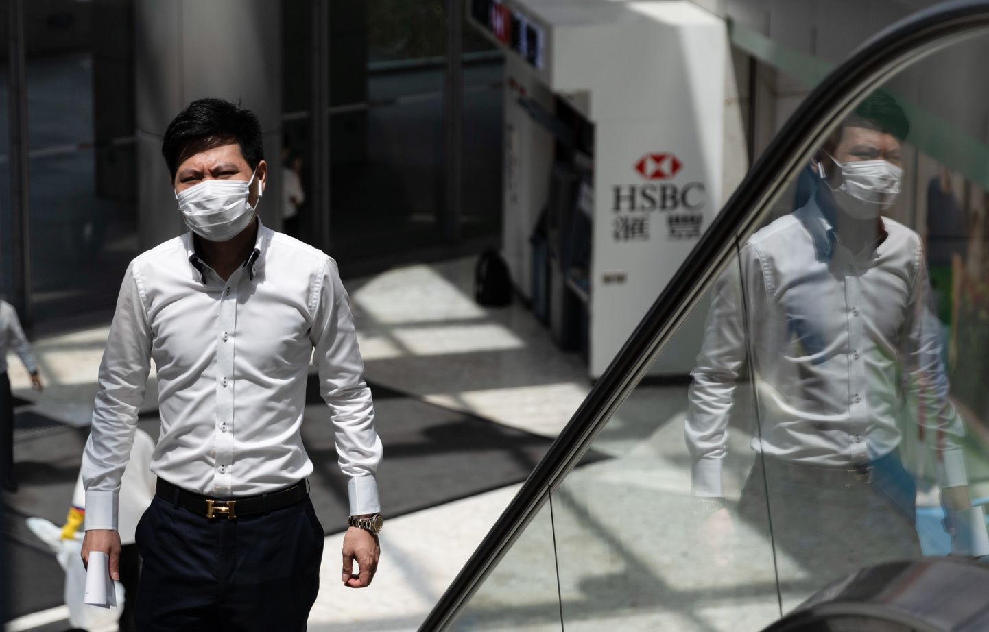 33-aastane mees, kes oli põdenud kevadel COVID-19, andis Hispaania reisilt naastes Hongkongi lennuväljal positiivse koroonaproovi. Maskiga mees Hongkongis 30. juulil 2020, kui koroonaviirusega nakatumine on tõusuteel. Pilt on illustratiivne.
